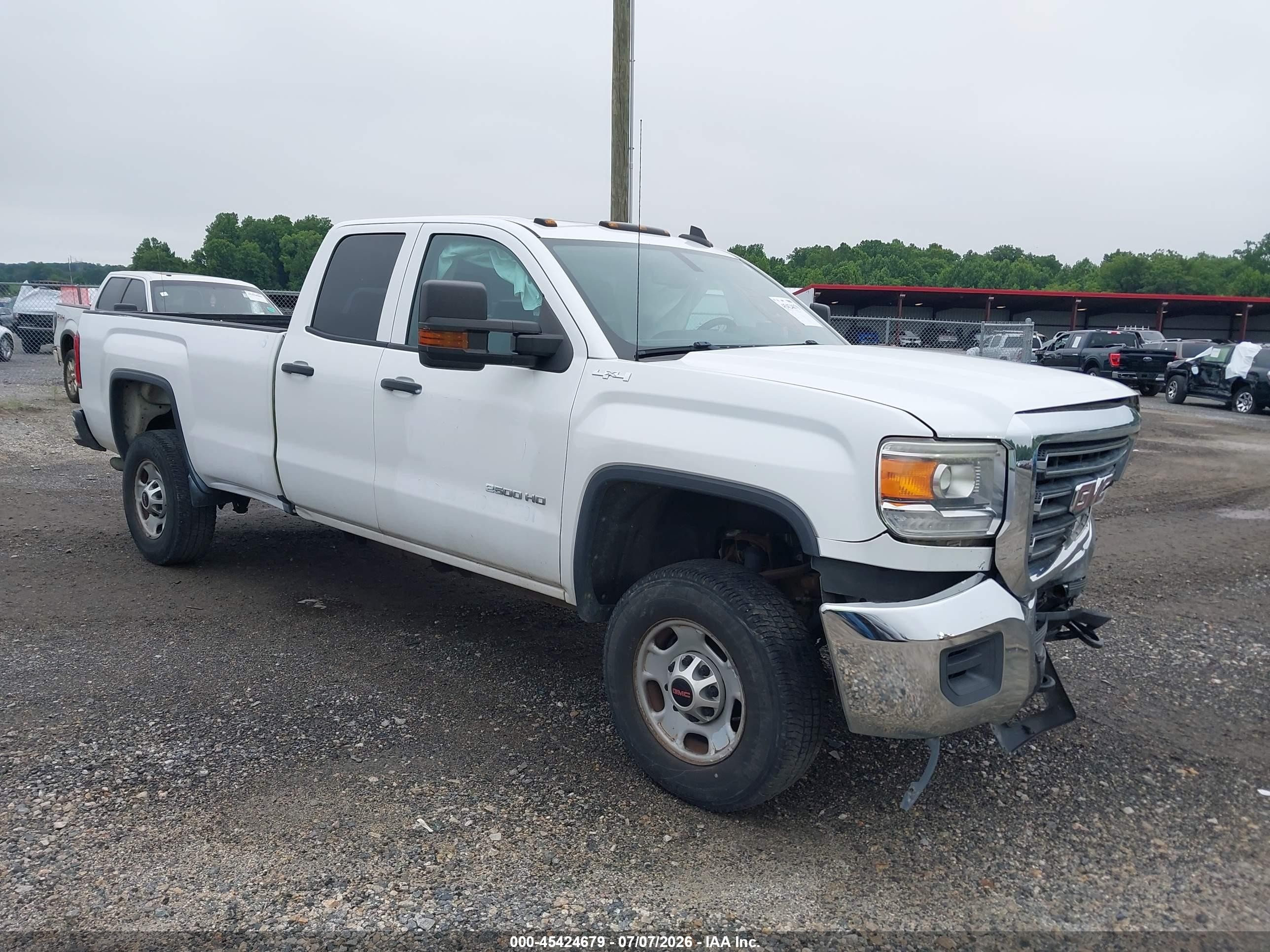 2016 GMC Sierra 2500HD, VIN 1GT22REG2GZ190645 — Front end