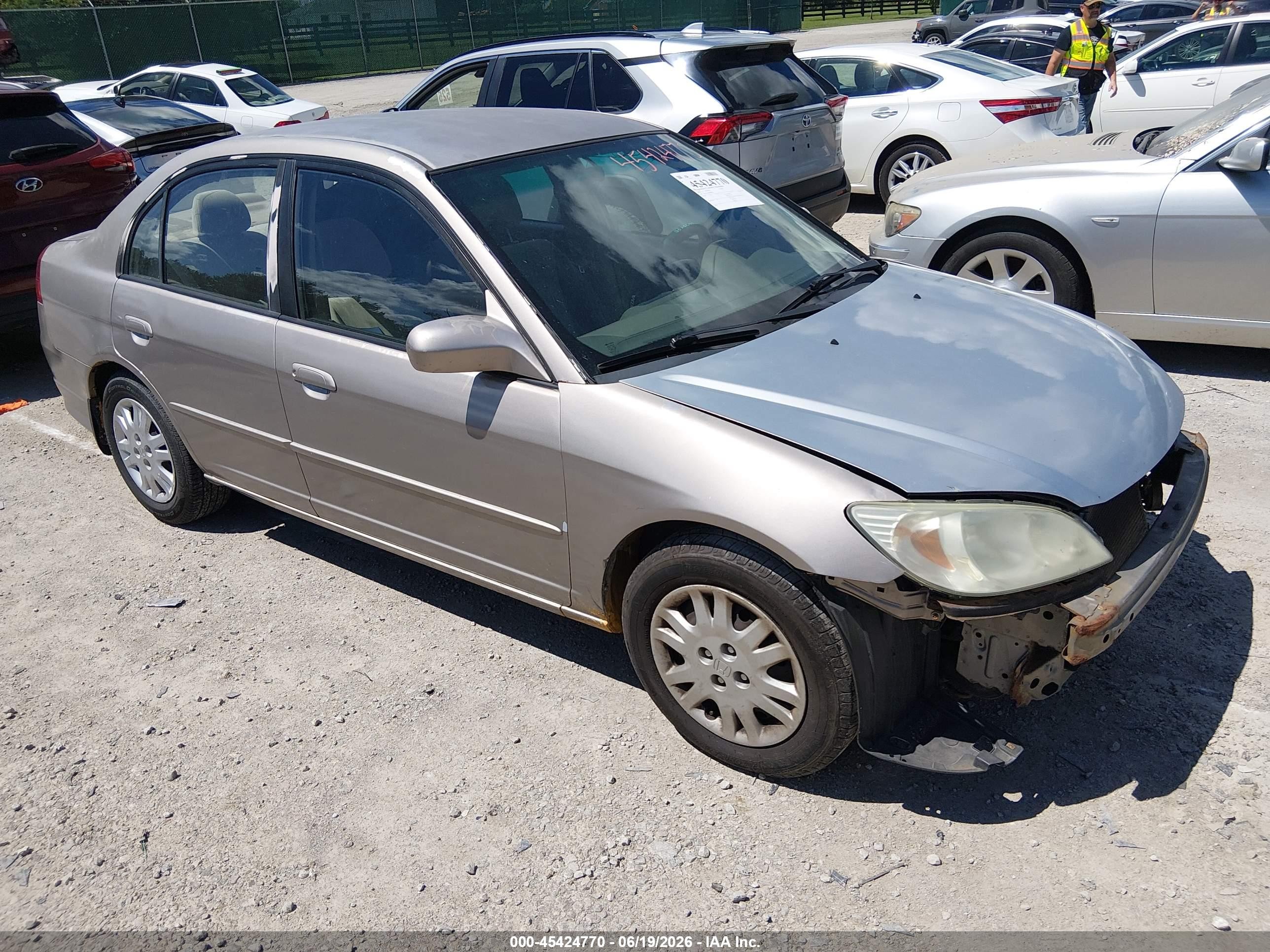 2004 Honda Civic LX, VIN 2HGES16584H588984 — Перед