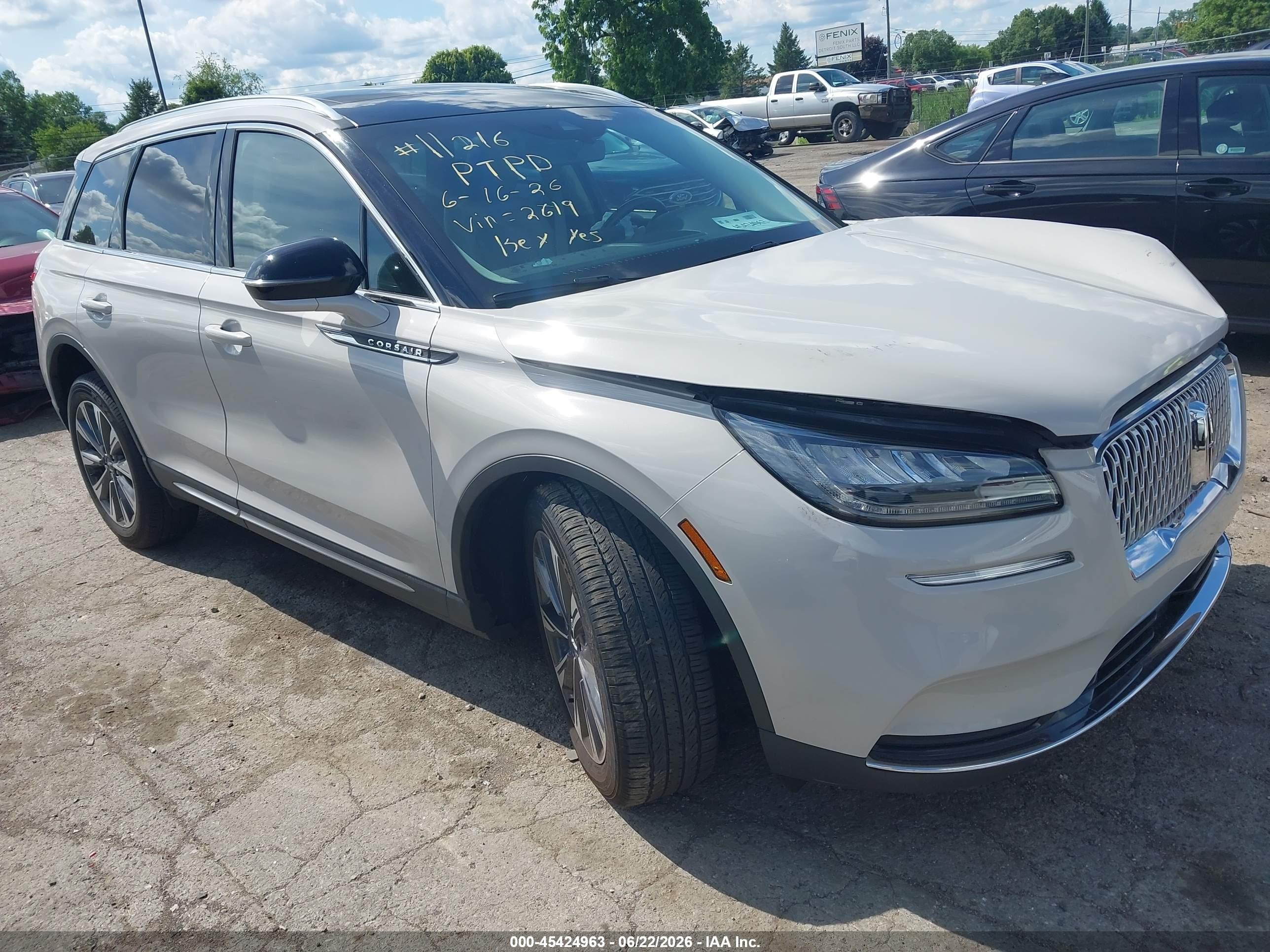 2022 Lincoln Corsair Reserve, VIN 5LMCJ2D99NUL02619 — Front end