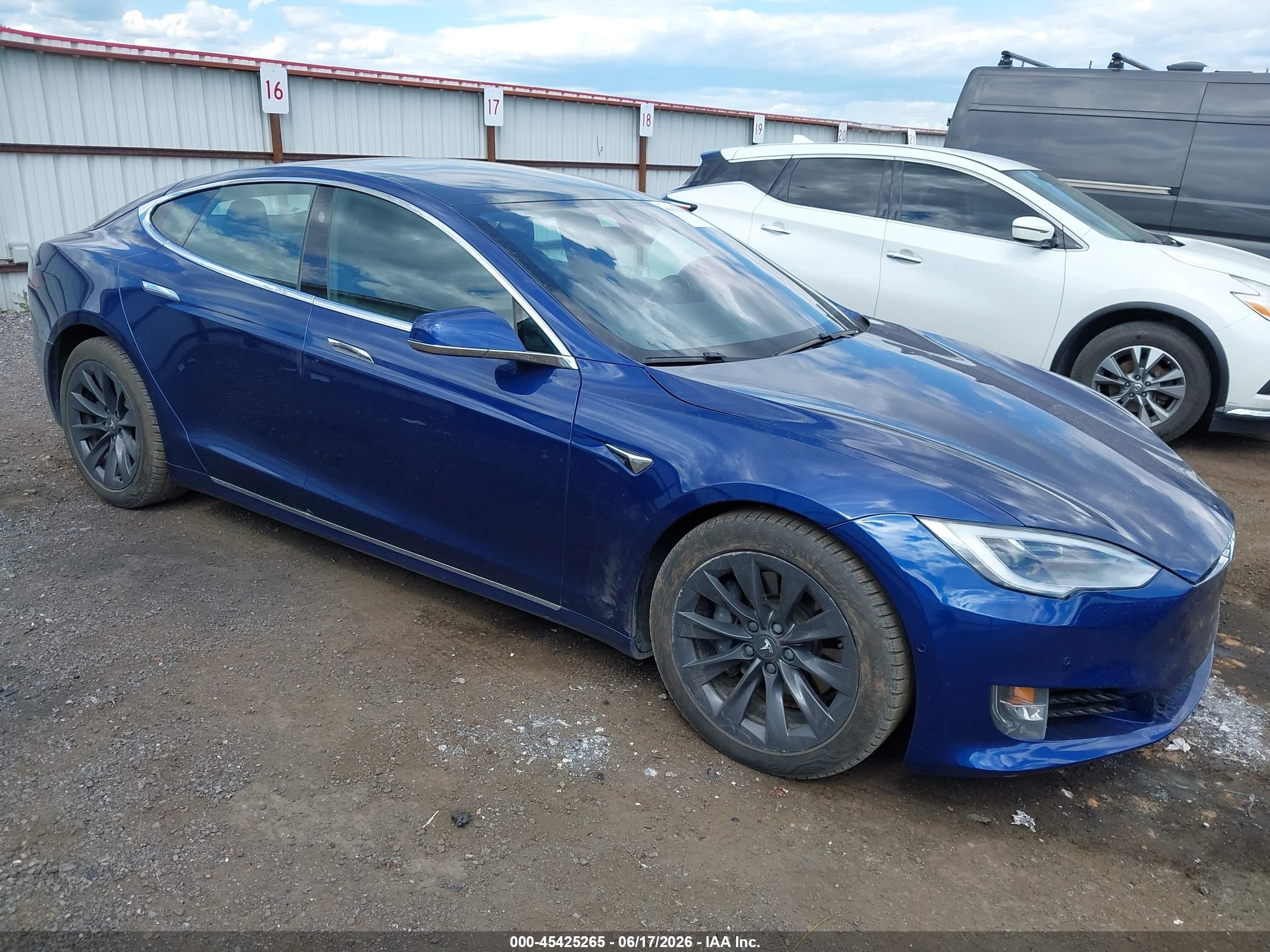 2020 Tesla Model S Long Range, VIN 5YJSA1E26LF415416 — Бок