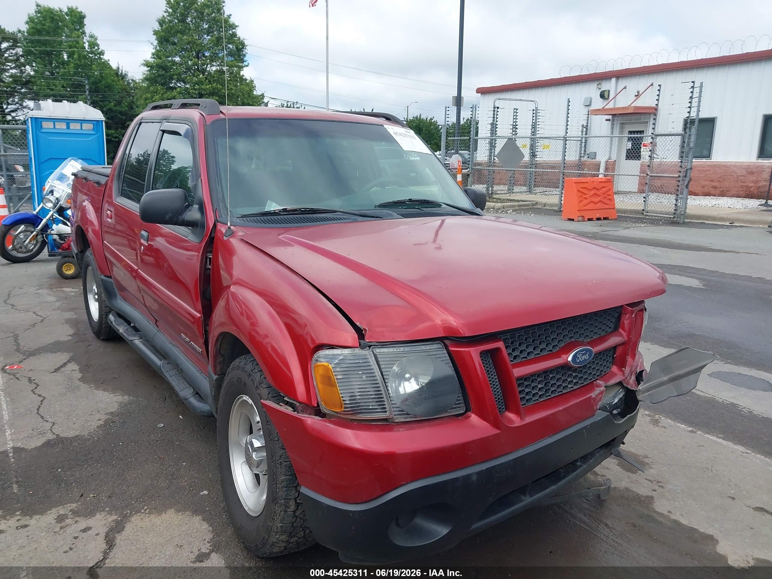 2001 Ford Explorer Sport Trac, VIN 1FMZU67E51UC66801 — Front end