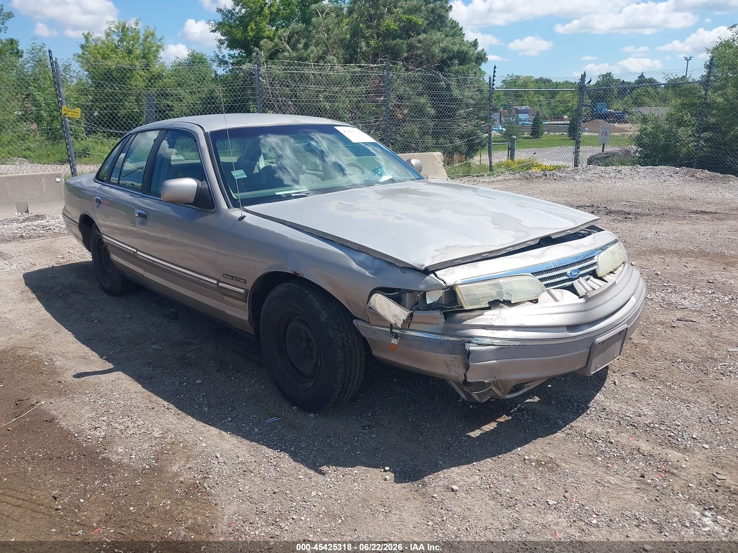 1994 Ford Crown Victoria, VIN 2FALP73W5RX169324 — Front end