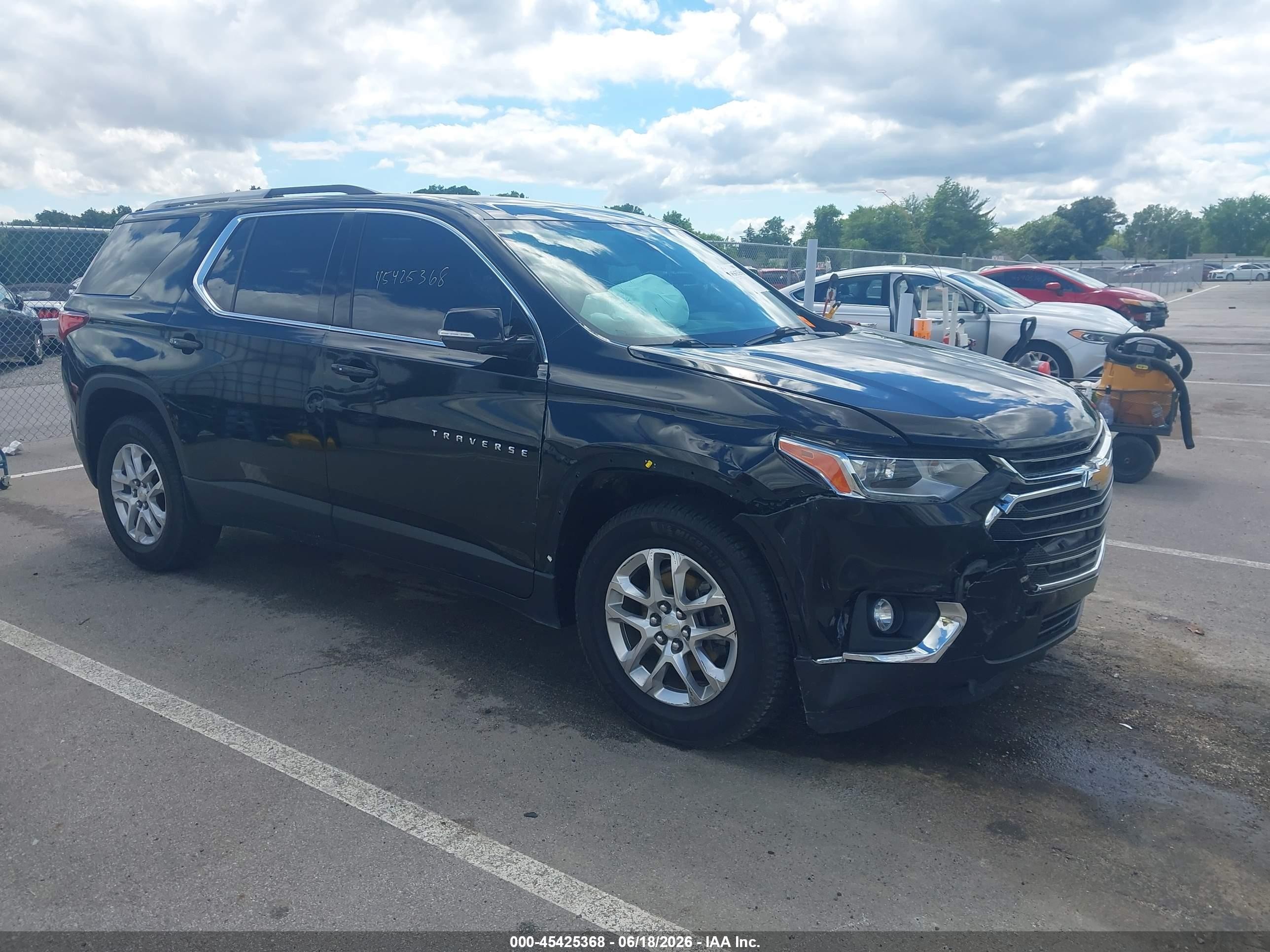 2018 Chevrolet Traverse LT Cloth, VIN 1GNERGKW1JJ282092 — Front end