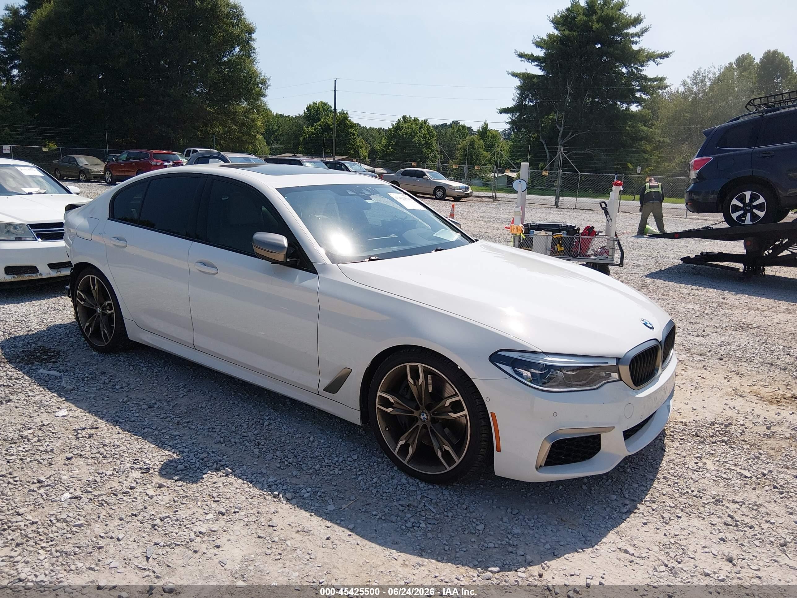 2020 BMW 5 Series M550i xDrive, VIN WBAJS7C00LBN96011 — Зад