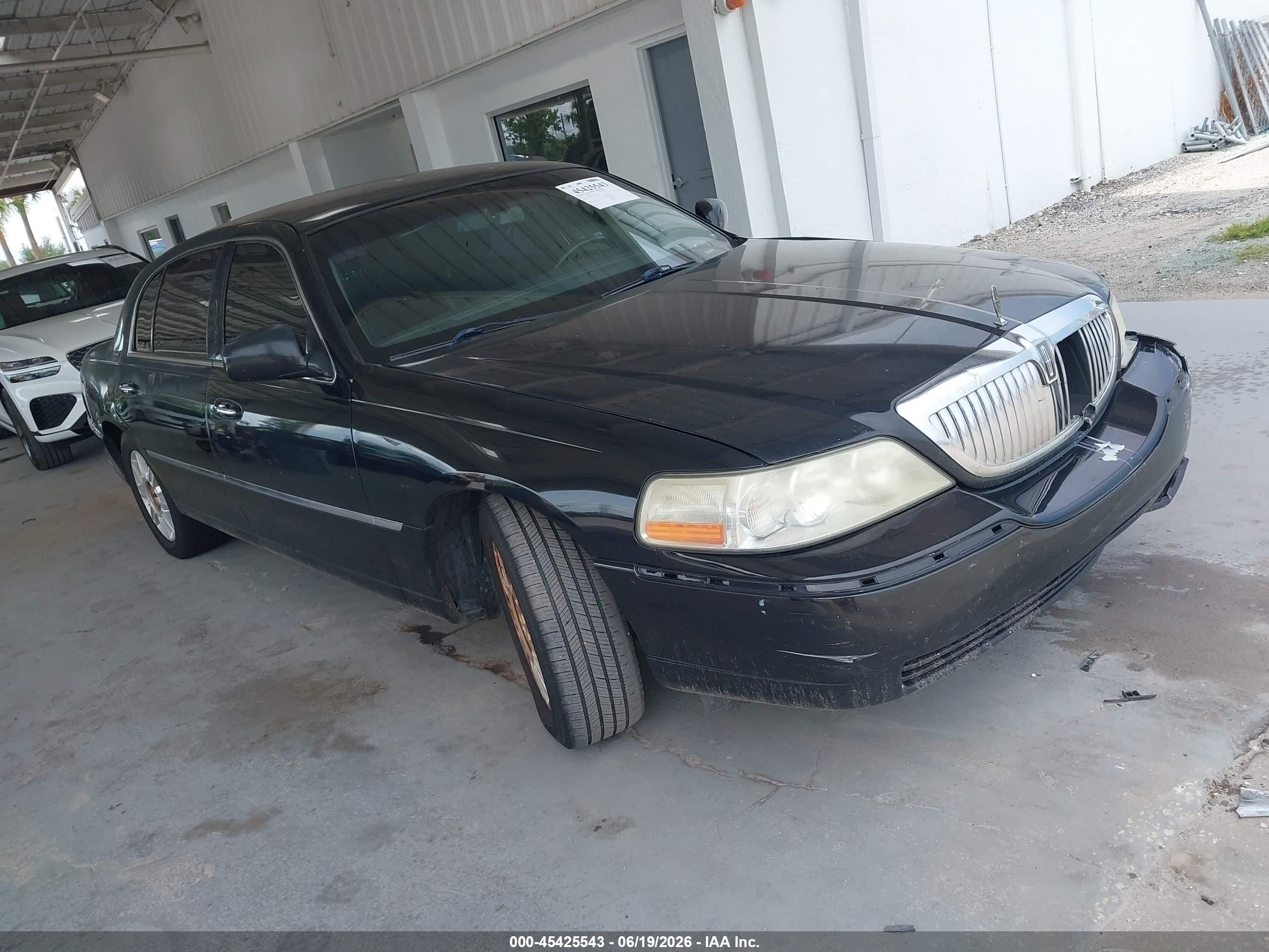 2011 Lincoln Town Car Executive L, VIN 2LNBL8EV6BX762882 — Front end