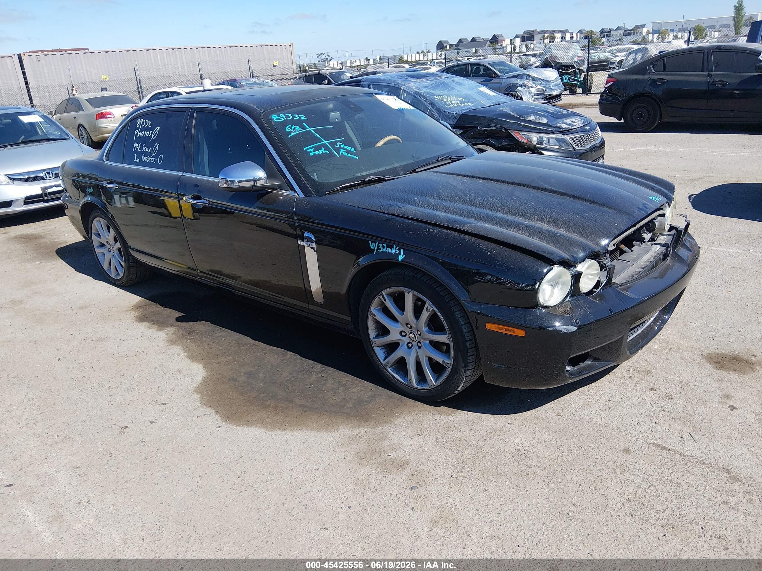 2008 Jaguar XJ 8 LWB, VIN SAJWA79B78SH23062 — Перед