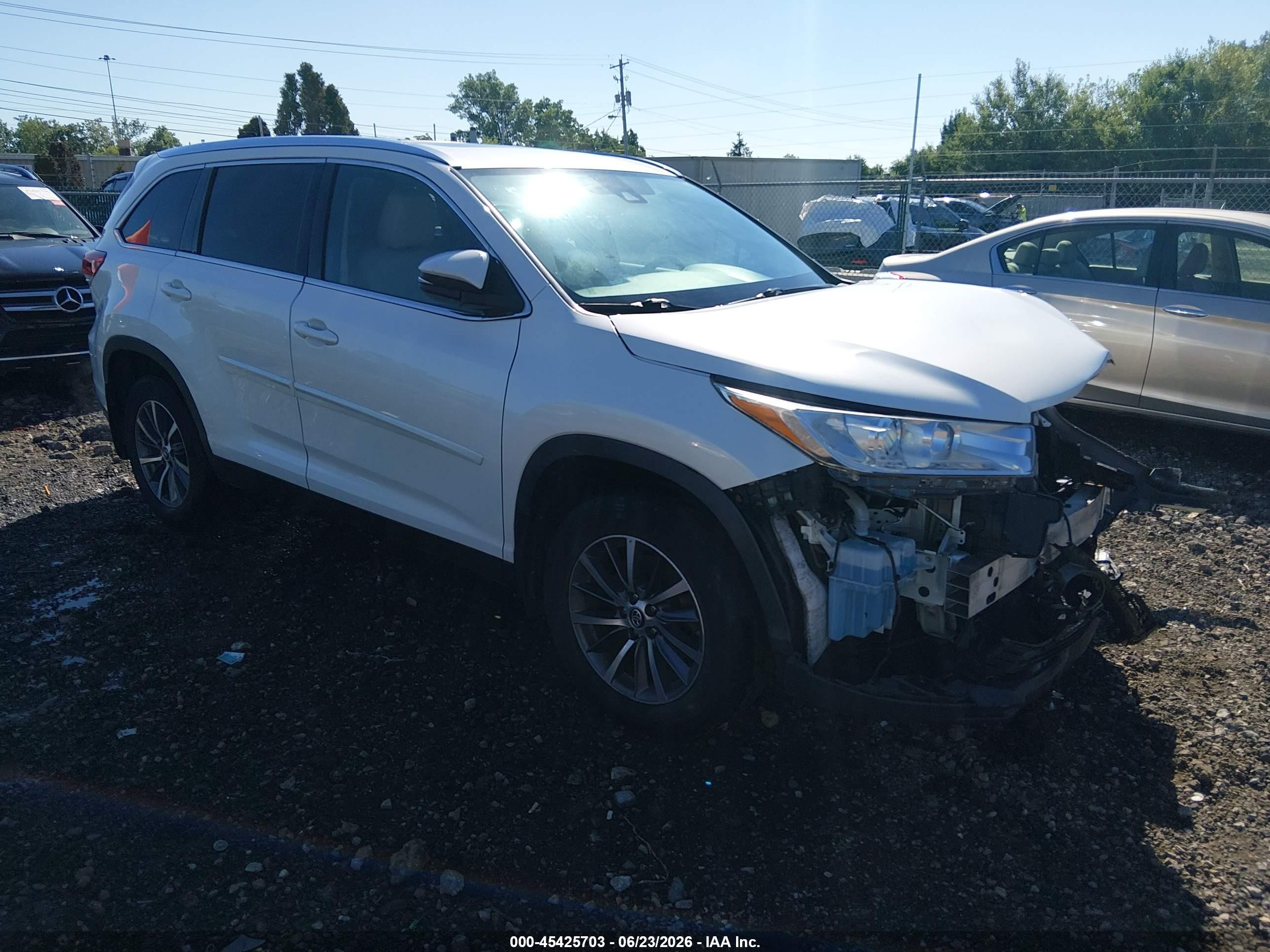 2019 Toyota Highlander XLE, VIN 5TDJZRFH0KS576697 — Перед