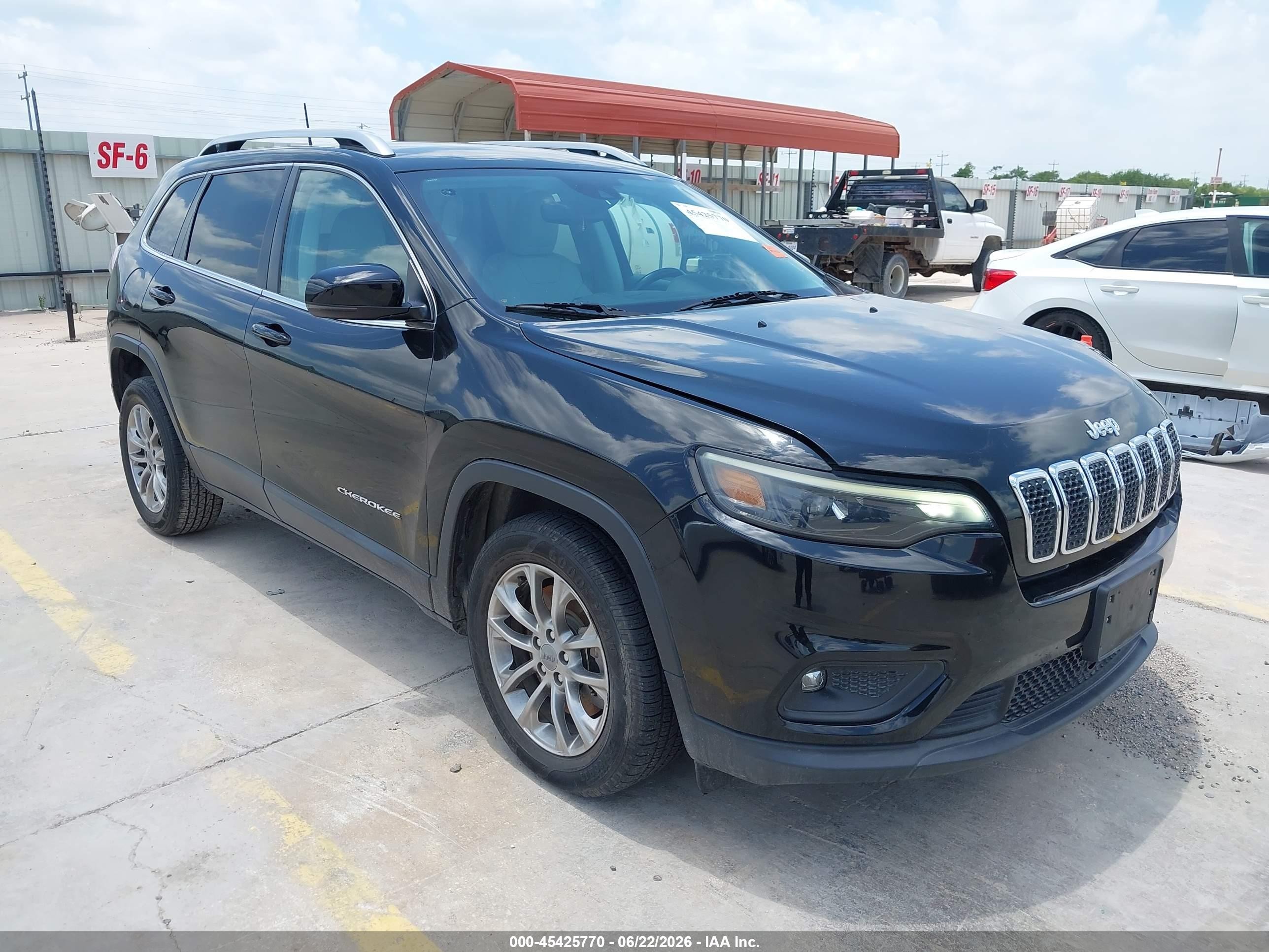 2021 Jeep Cherokee Latitude Plus, VIN 1C4PJLLB6MD114061 — Front end
