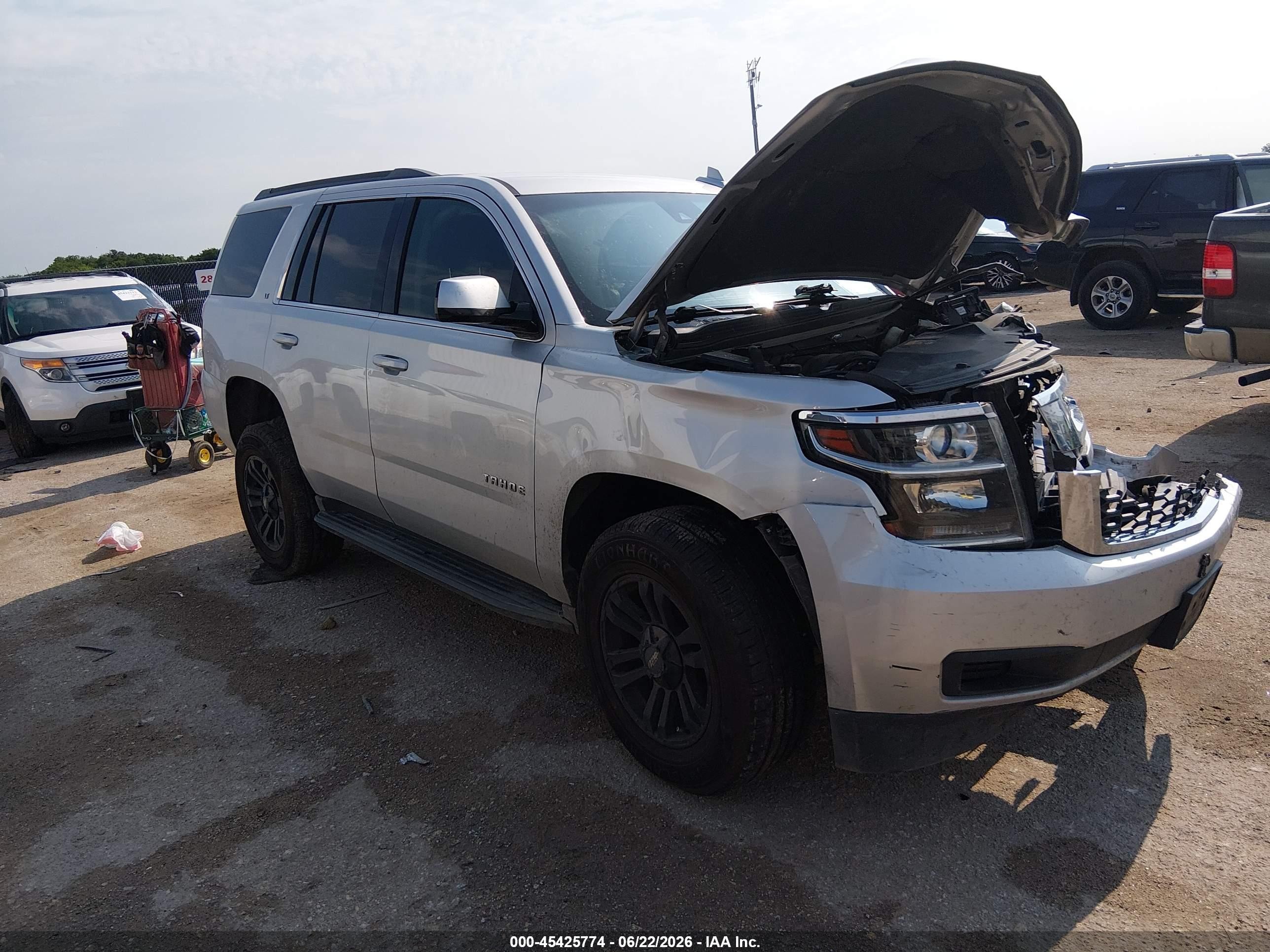 2016 Chevrolet Tahoe LT, VIN 1GNSCBKCXGR171077 — Перед