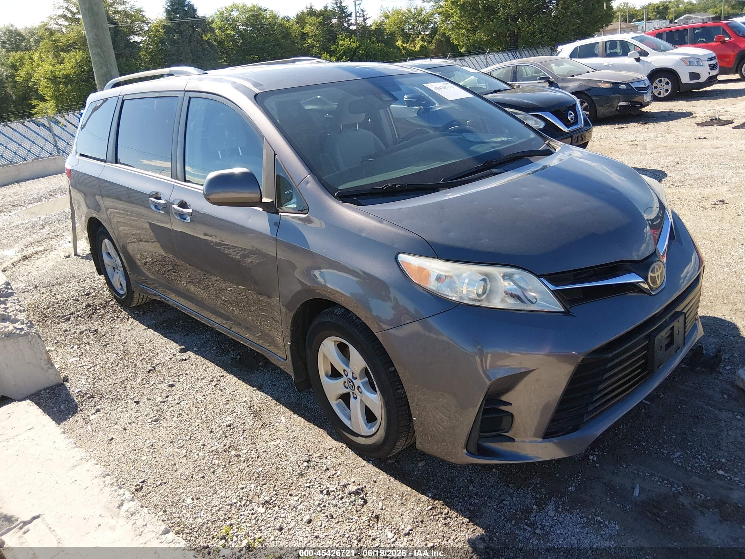 2018 Toyota Sienna LE, VIN 5TDKZ3DC0JS922805 — Зад