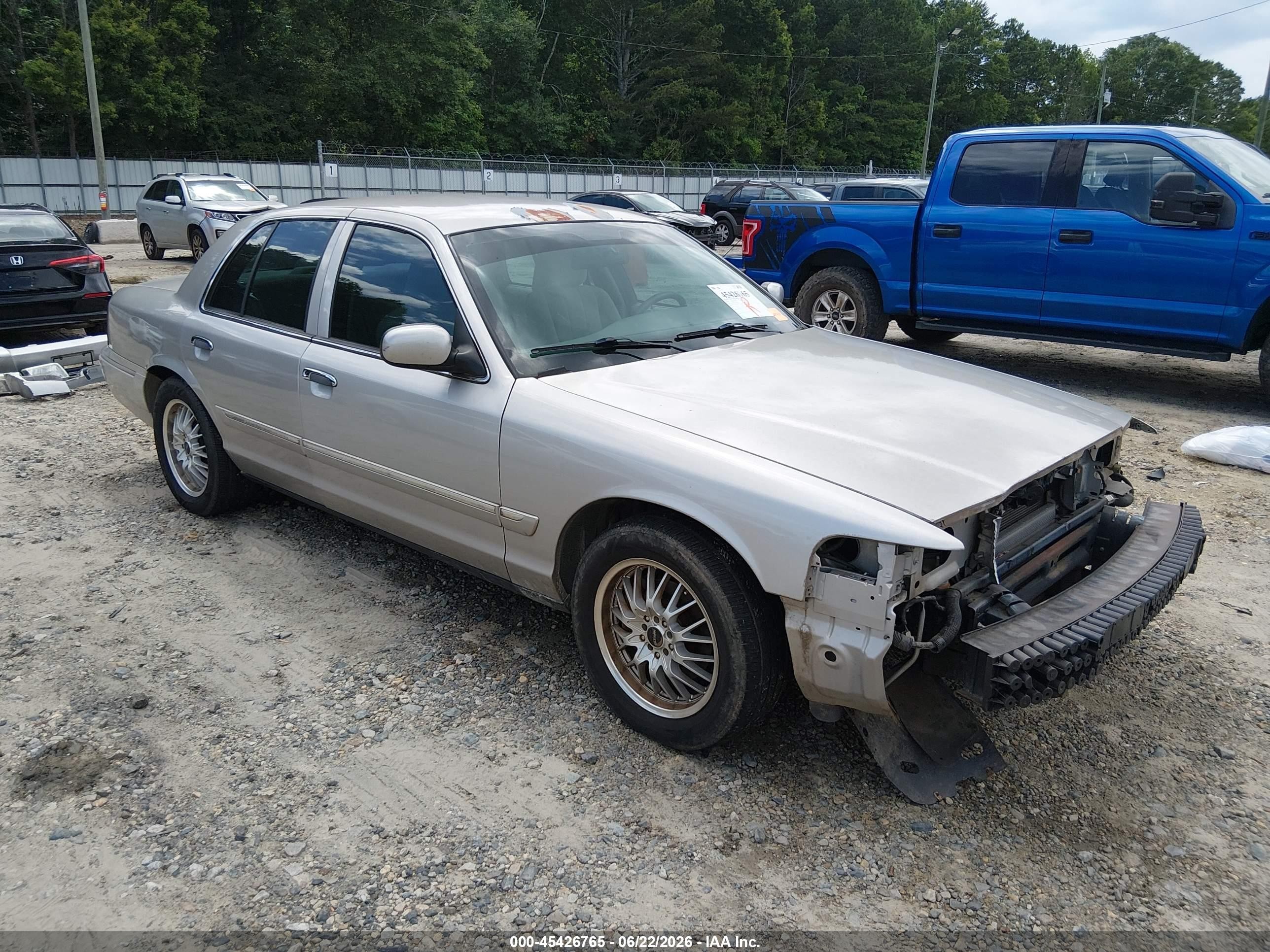 2006 Mercury Grand Marquis GS, VIN 2MEFM74V26X617633 — Перед