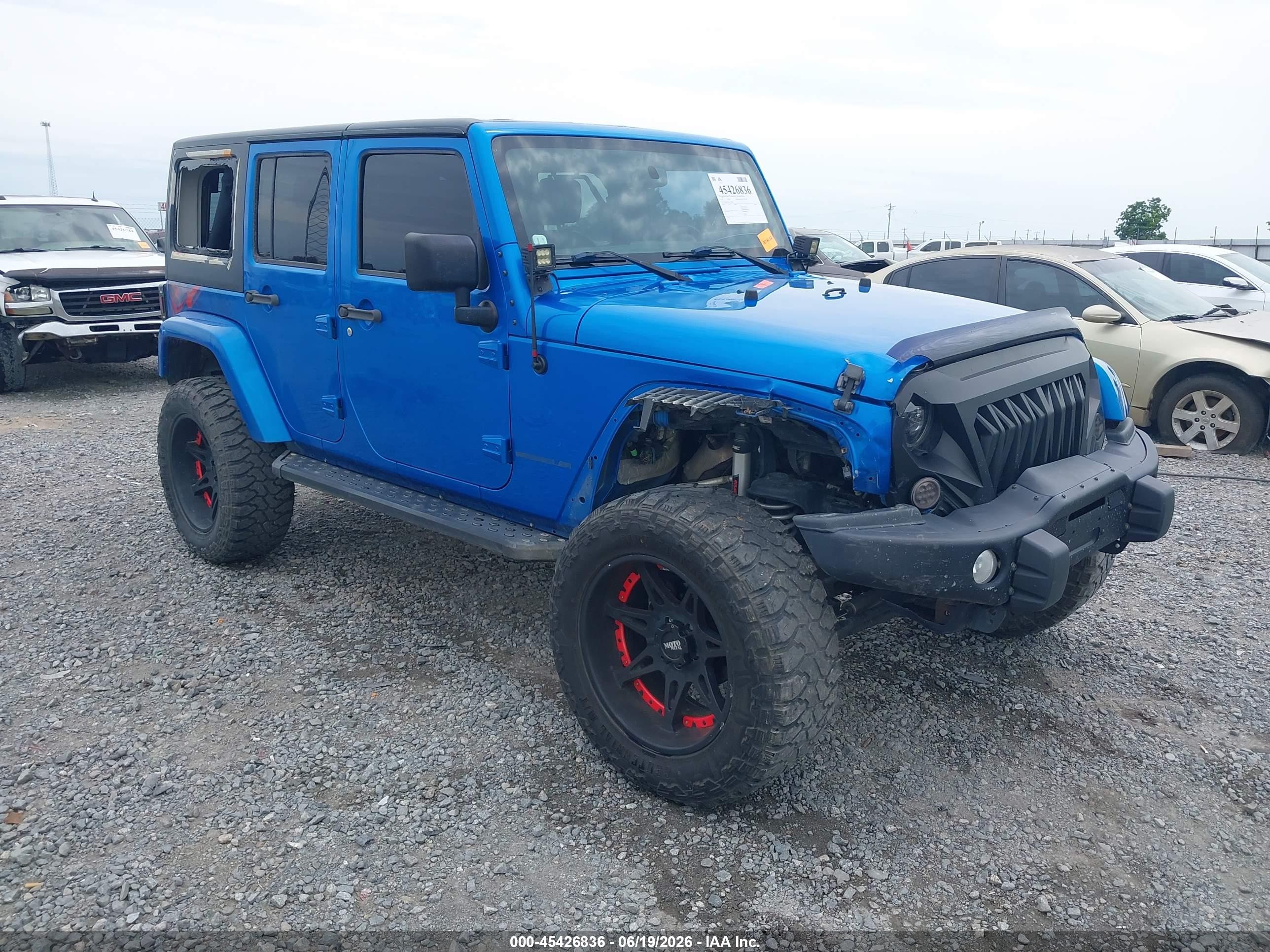 2016 Jeep Wrangler Unlimited Sahara, VIN 1C4BJWEG5GL221066 — Перед
