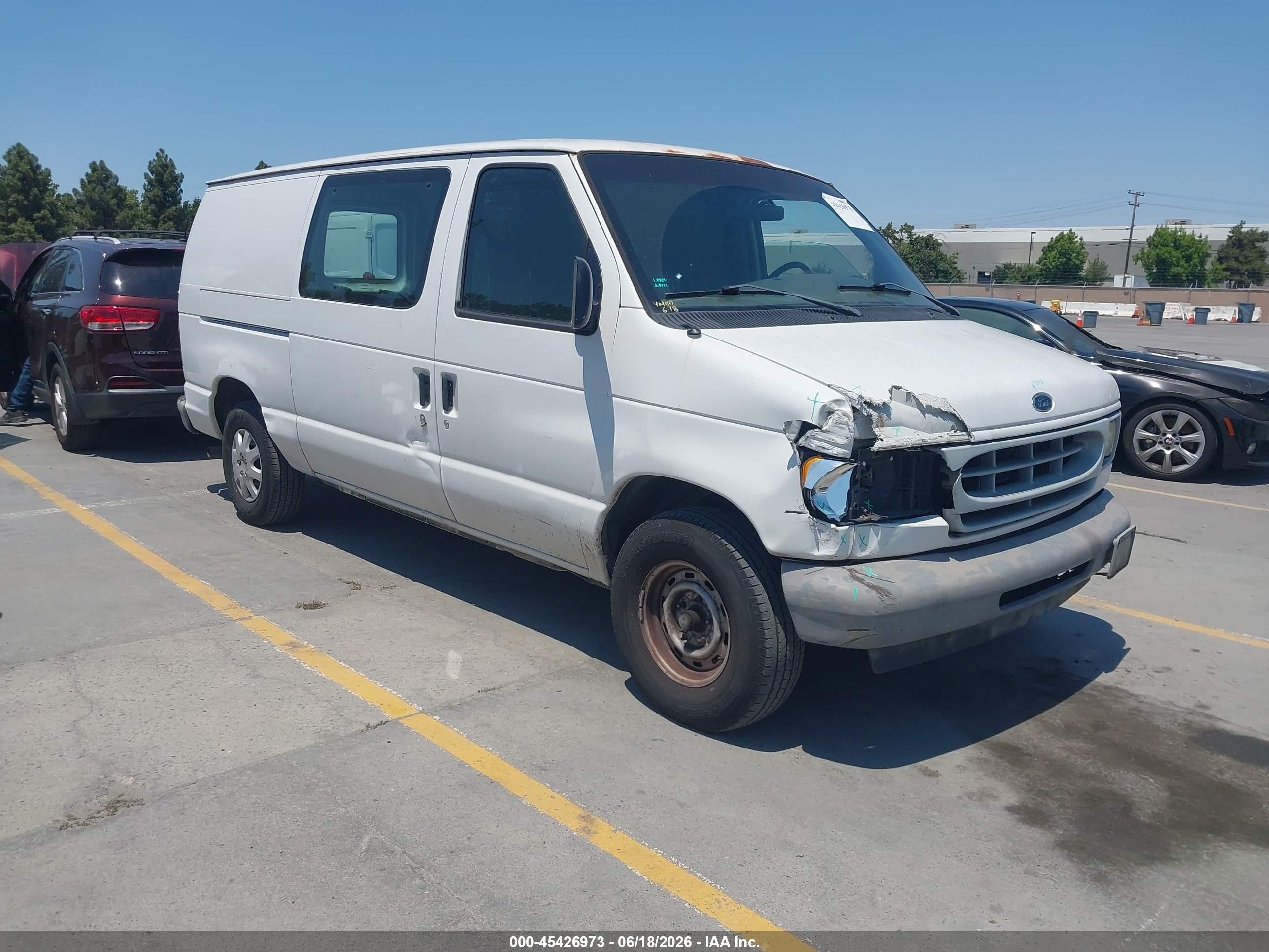 2001 Ford Econoline Cargo, VIN 1FTRE14221HB67747 — Front end