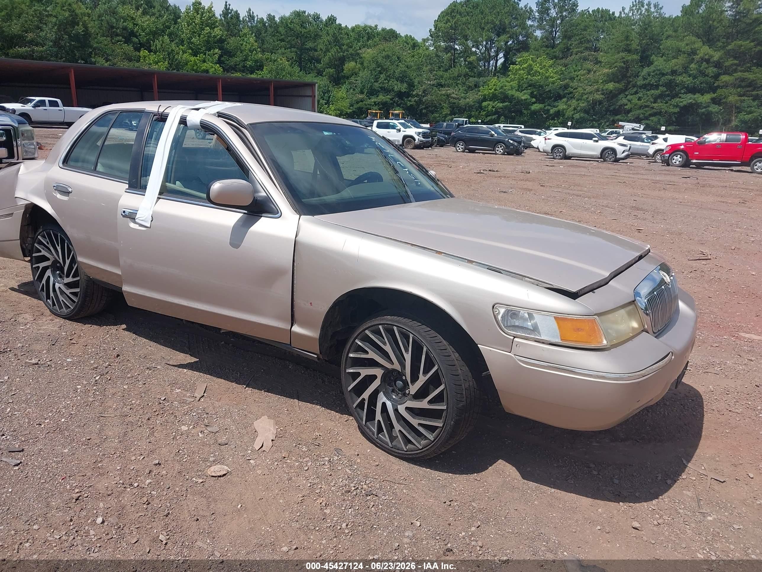 1998 Mercury Grand Marquis LS, VIN 2MEFM75W1WX631031 — Rear end
