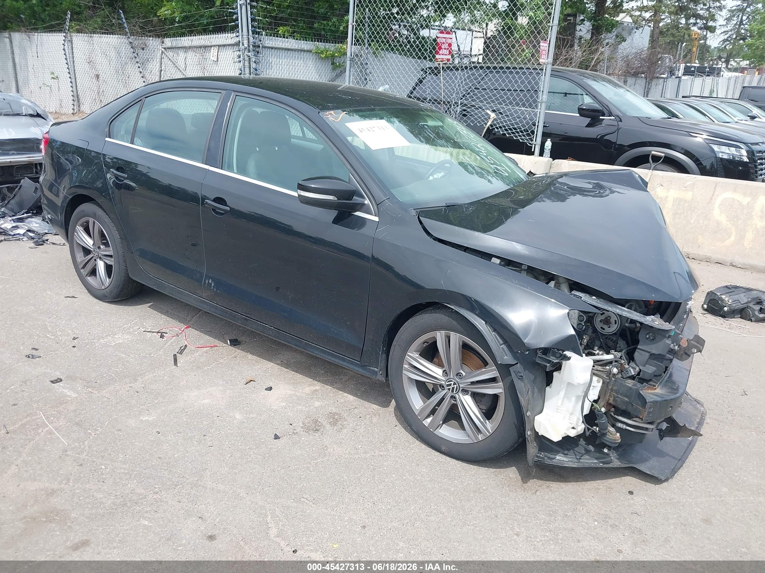2013 Volkswagen Jetta SE, VIN 3VWBP7AJ9DM355608 — Перед