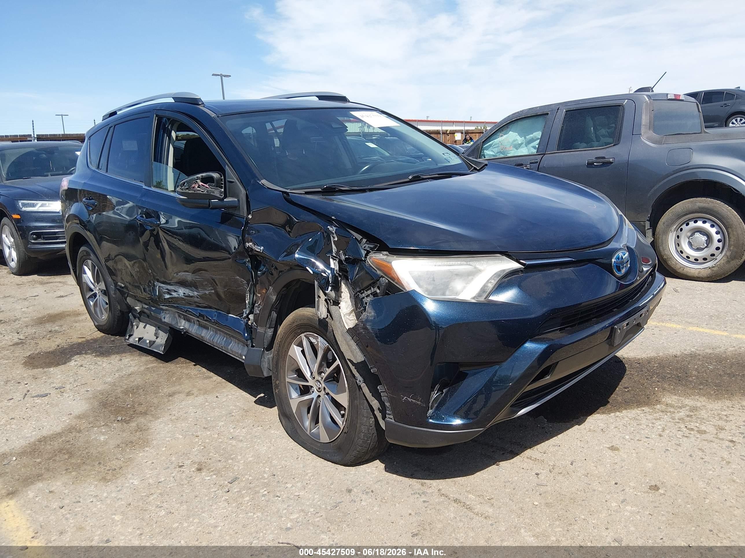 2017 Toyota RAV4 XLE, VIN JTMRJREV3HD085546 — Бок