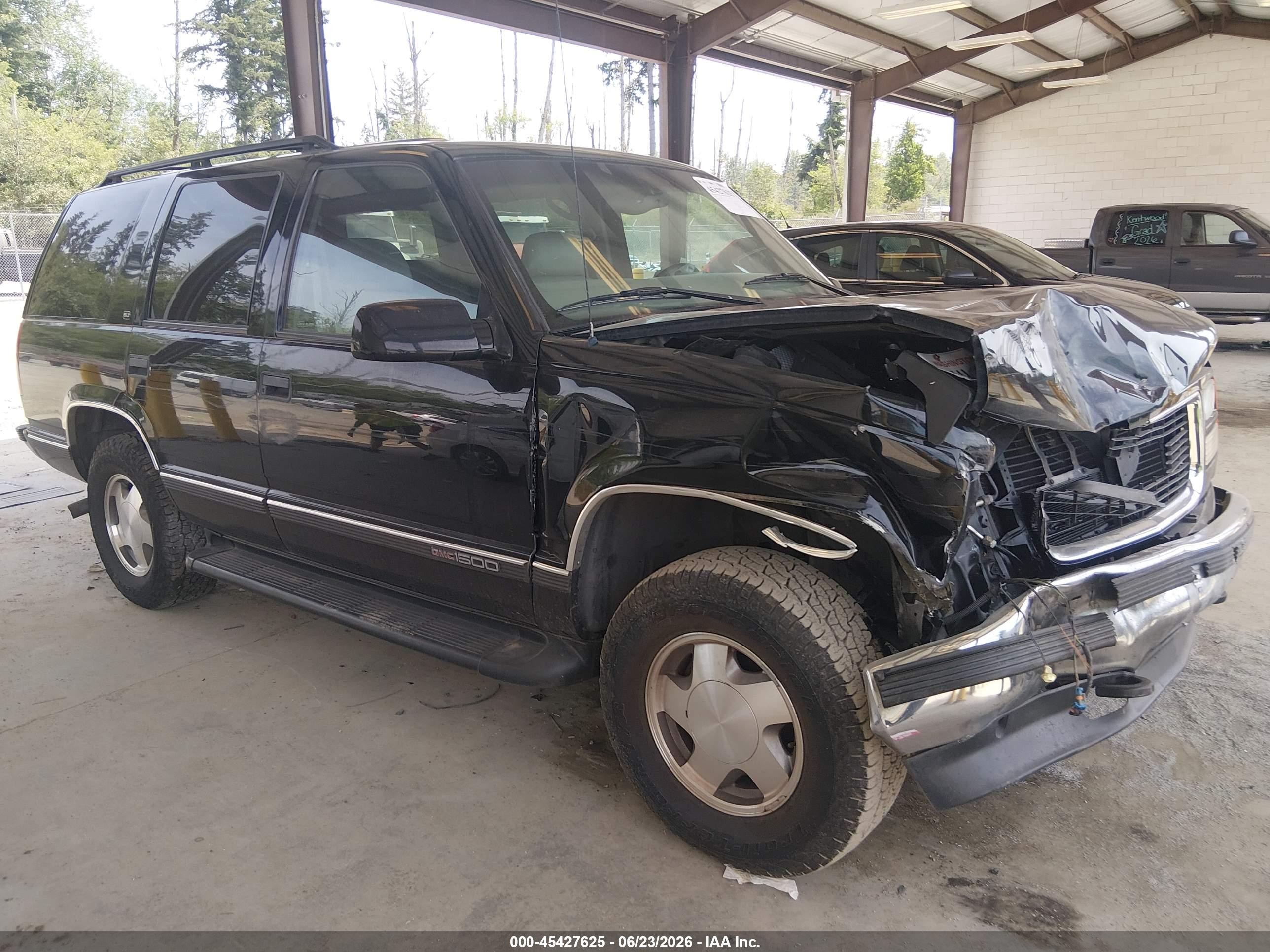 1997 GMC Yukon, VIN 1GKEK13R8VJ747321 — Front end