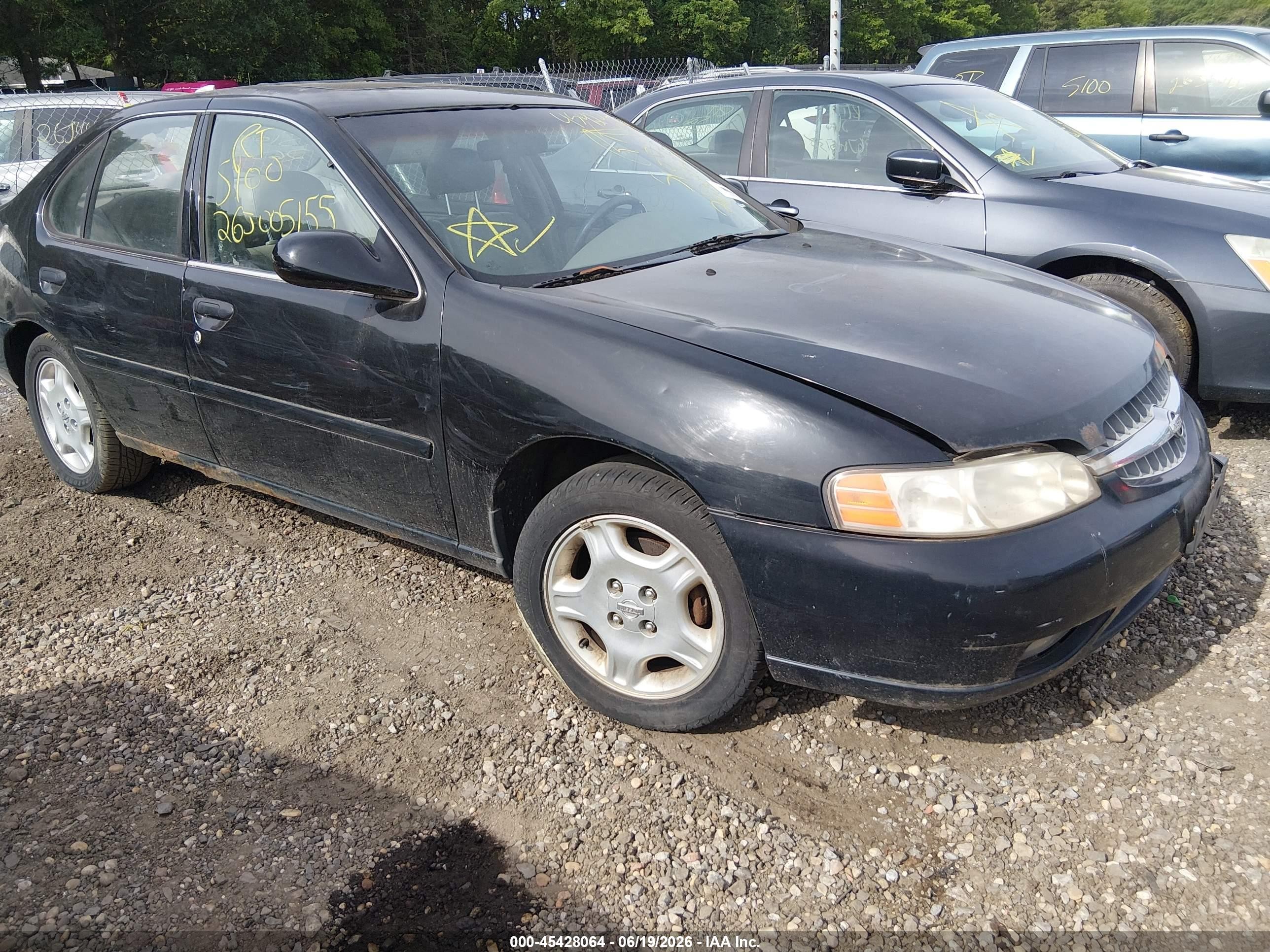 2000 Nissan Altima GXE, VIN 1N4DL01A8YC143410 — Front end