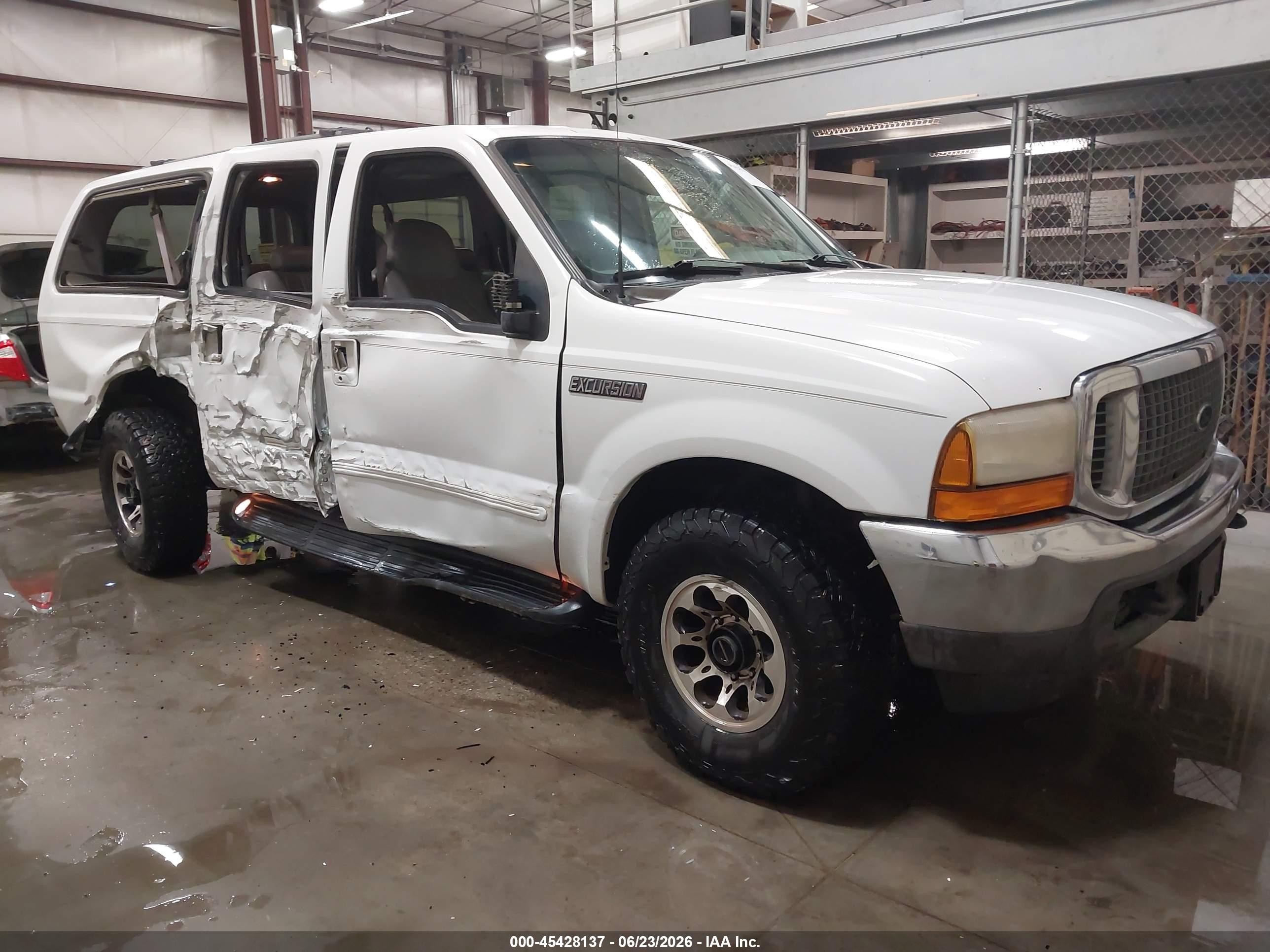 2000 Ford Excursion XLT, VIN 1FMNU41S7YEB40137 — Side