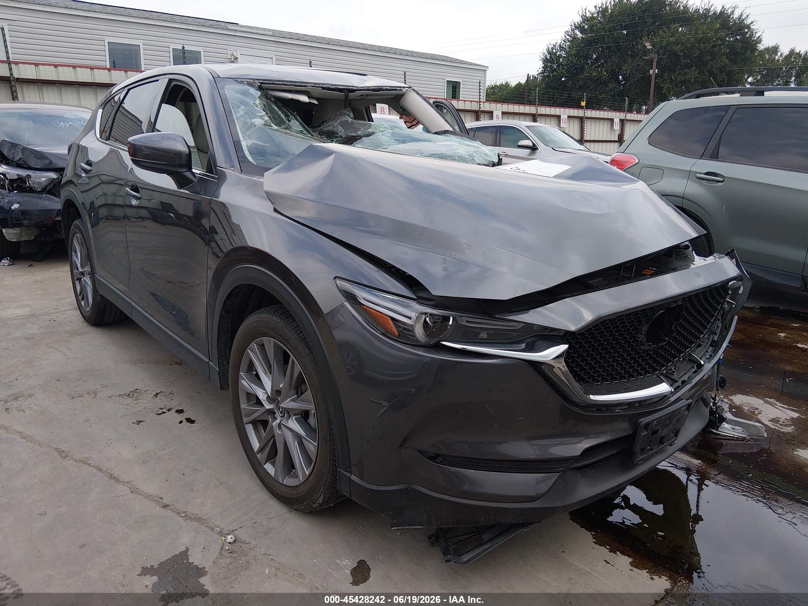 2019 Mazda CX-5 Grand Touring, VIN JM3KFADMXK1602161 — Бок