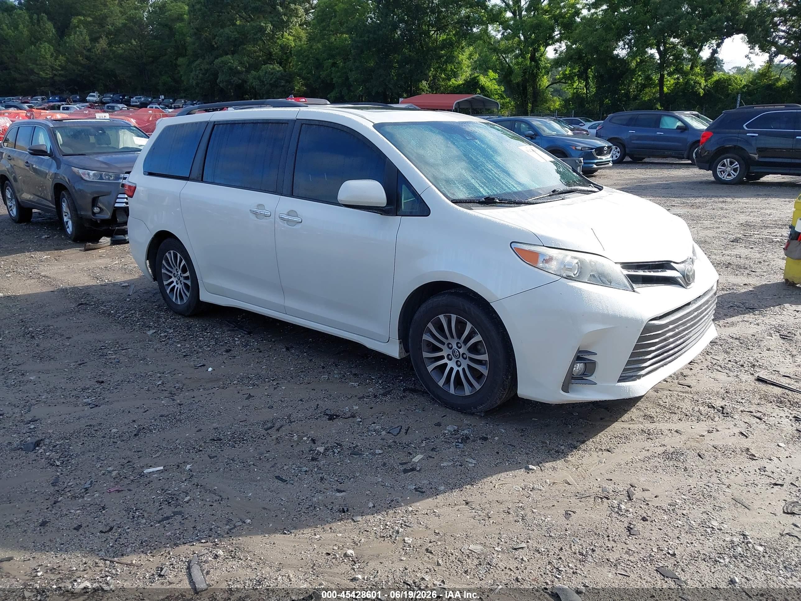 2018 Toyota Sienna XLE Premium, VIN 5TDYZ3DC9JS902630 — Rear end