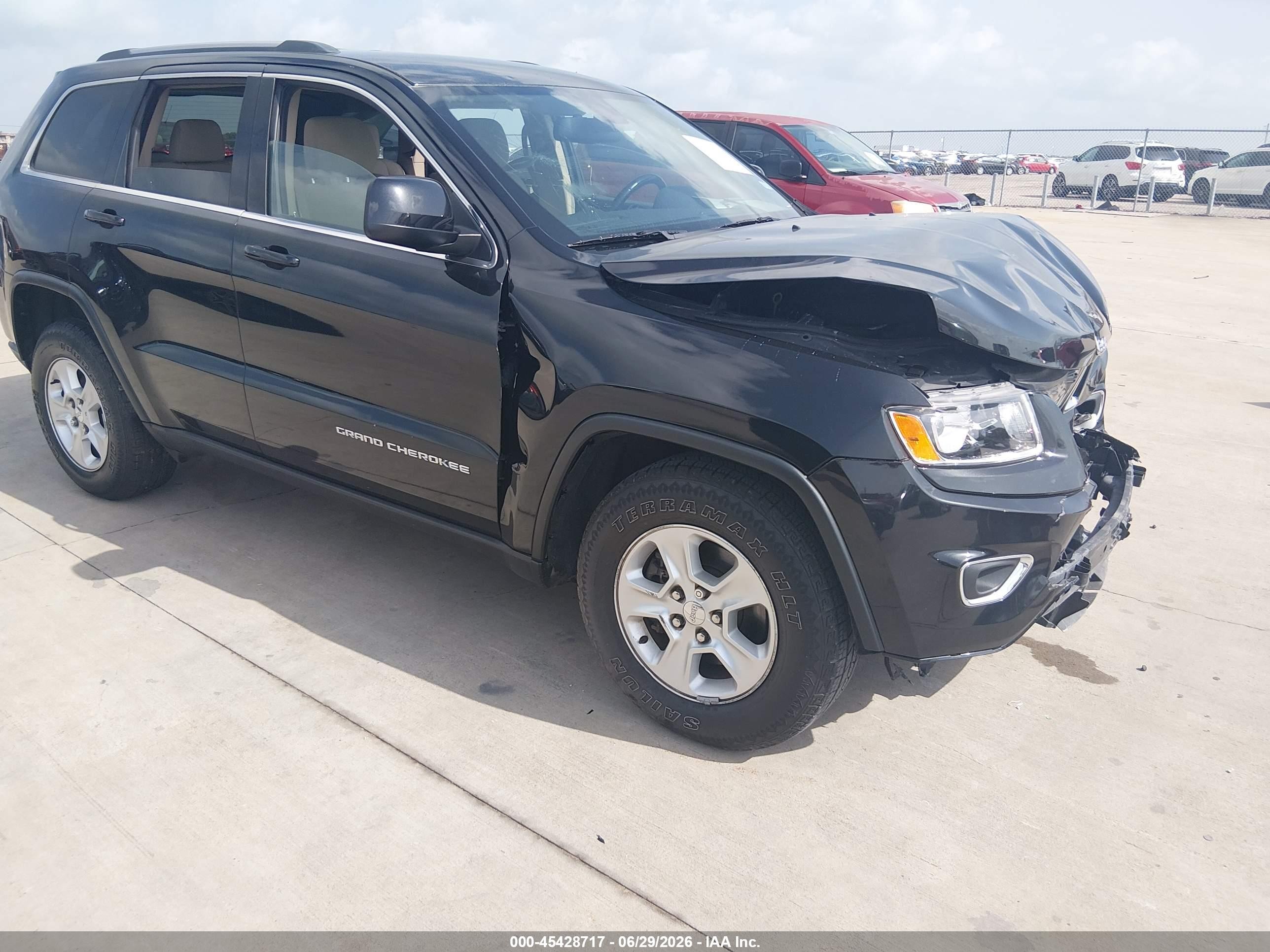 2016 Jeep Grand Cherokee Laredo, VIN 1C4RJEAG8GC394112 — Front end