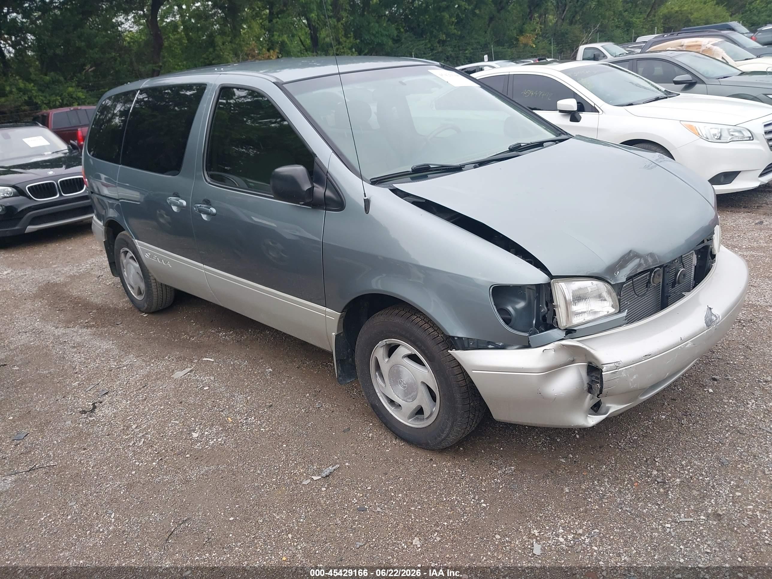 2000 Toyota Sienna LE, VIN 4T3ZF13C5YU240136 — Front end