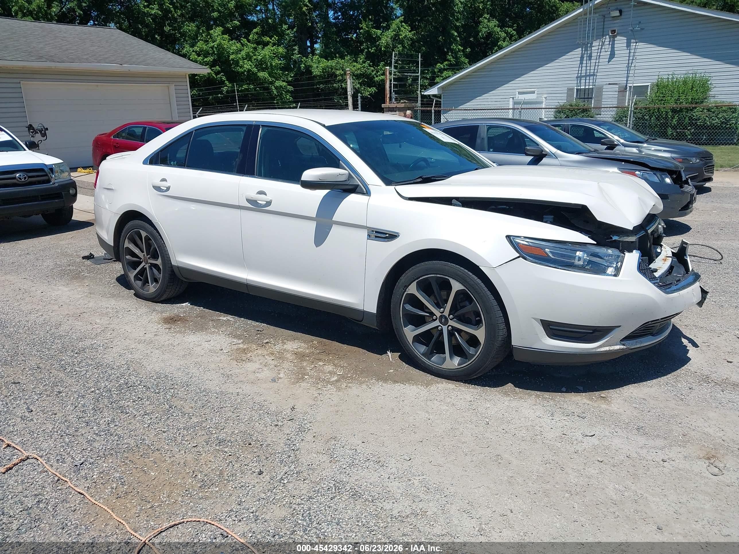 2016 Ford Taurus SEL, VIN 1FAHP2H88GG152975 — Перед