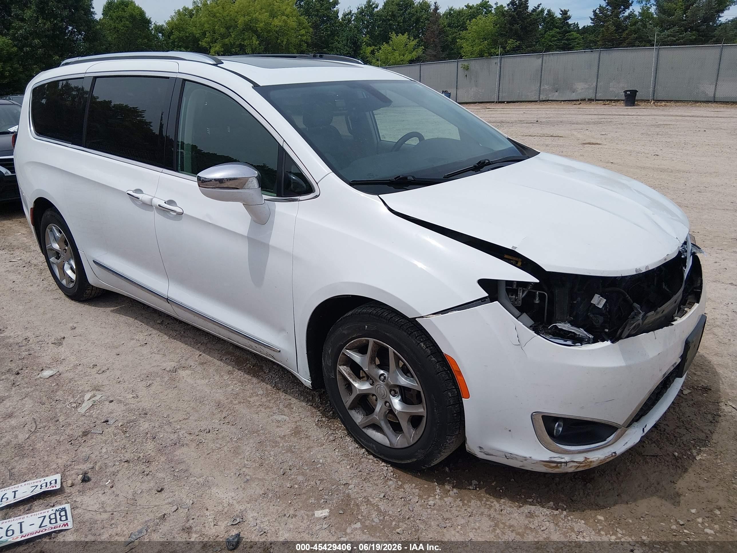 2018 Chrysler Pacifica Limited, VIN 2C4RC1GG0JR272272 — Front end