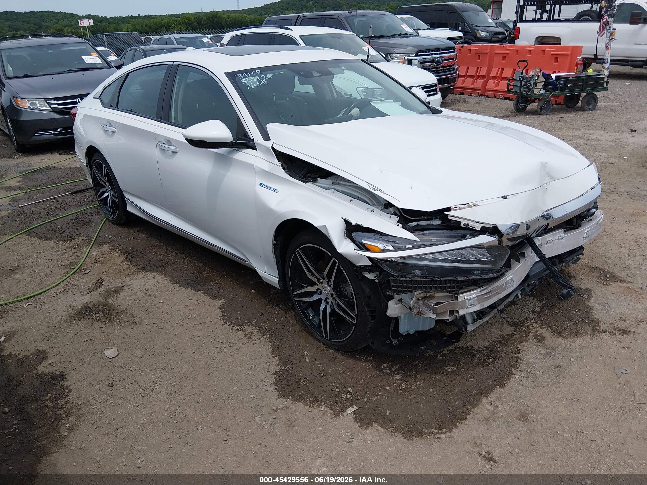 2021 Honda Accord Touring, VIN 1HGCV3F99MA008881 — Перед