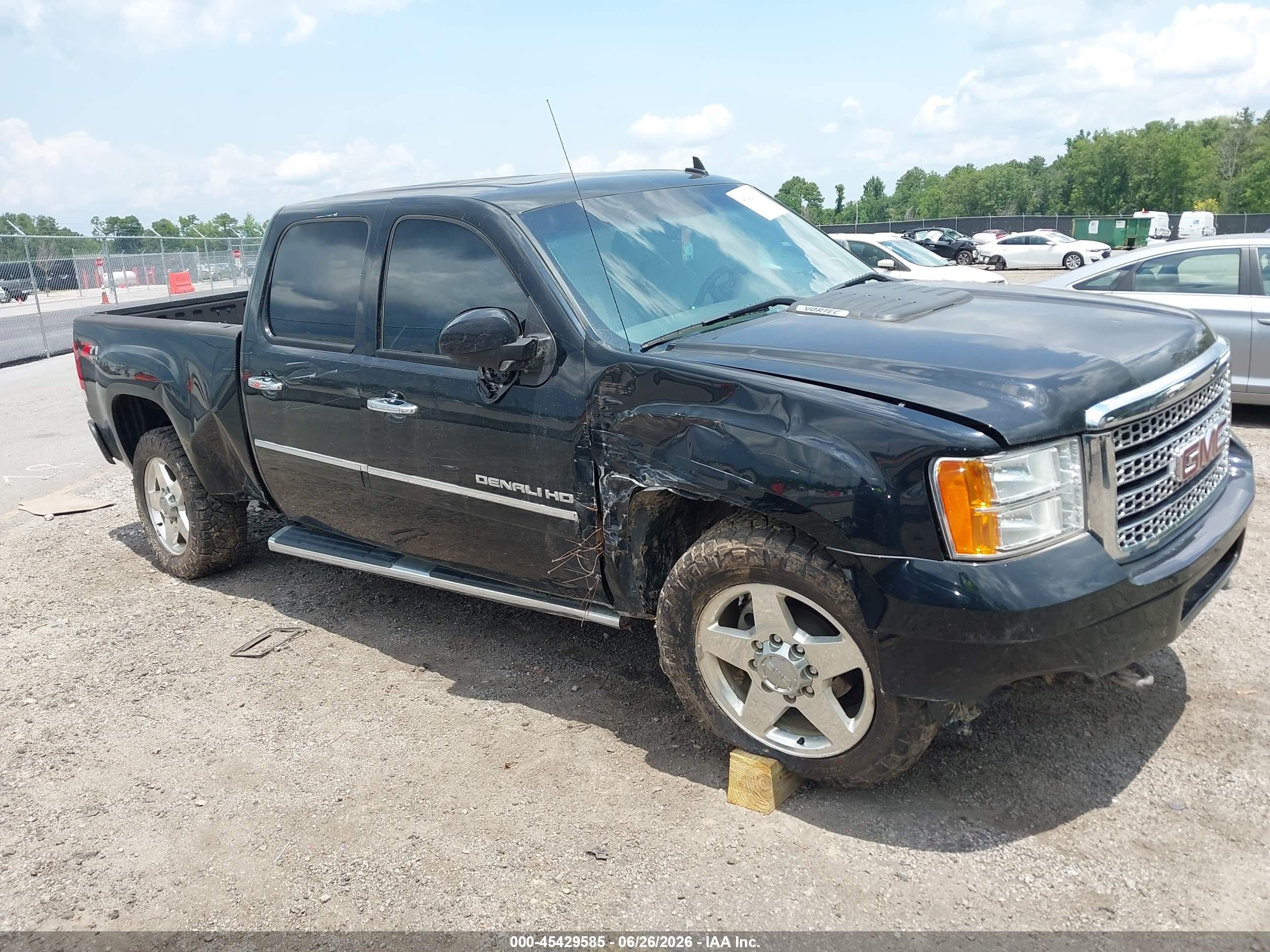 2013 GMC Sierra 2500HD Denali, VIN 1GT125EG7DF150787 — Front end