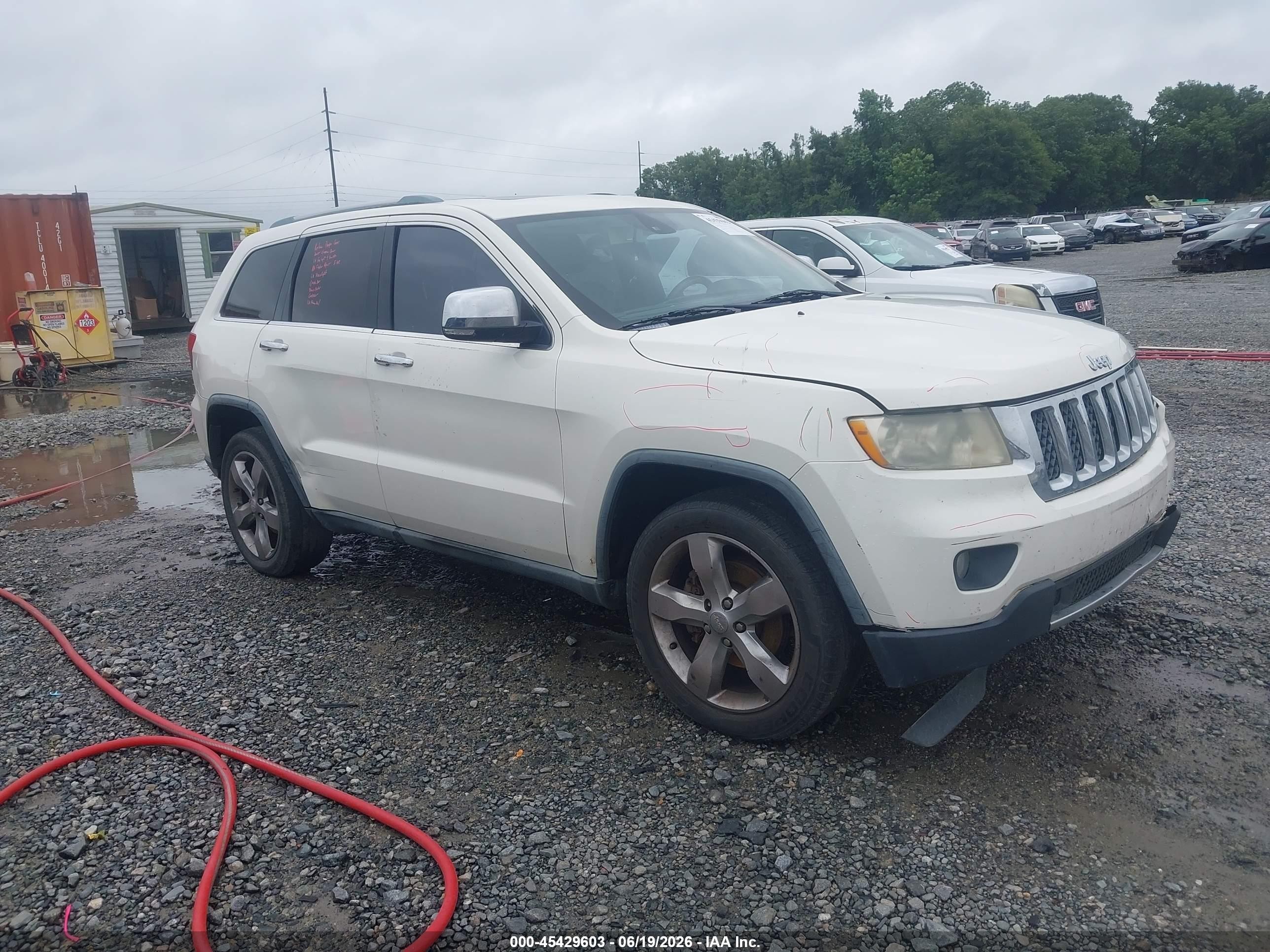 2011 Jeep Grand Cherokee Overland, VIN 1J4RS6GG1BC611402 — Перед