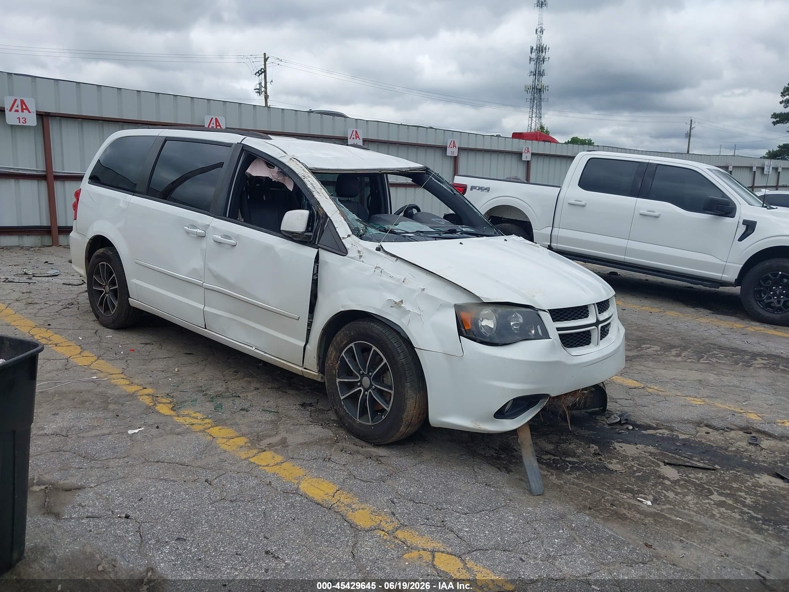 2016 Dodge Grand Caravan R/T, VIN 2C4RDGEG2GR275220 — Бок