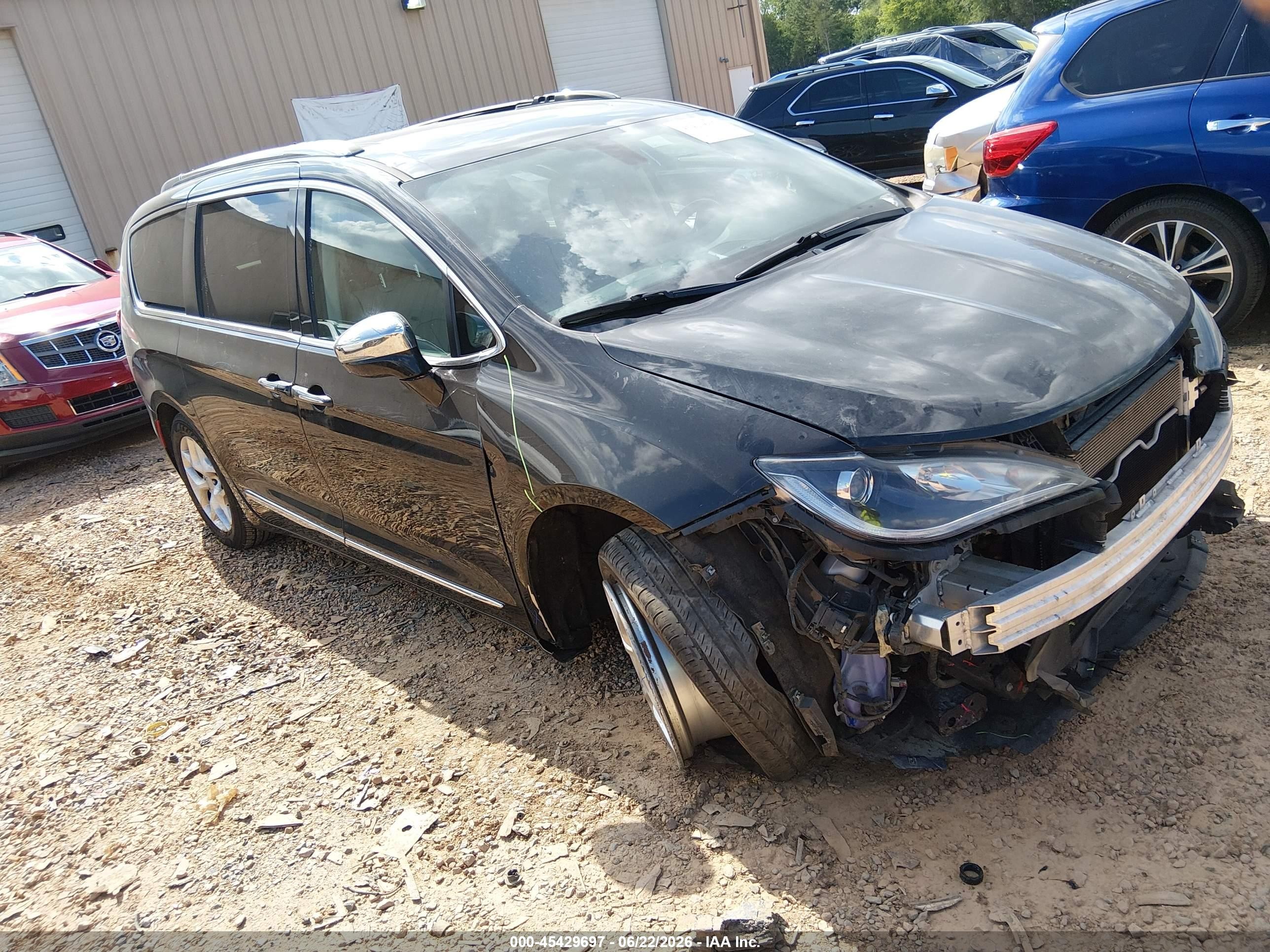 2020 Chrysler Pacifica Limited, VIN 2C4RC1GG4LR163140 — Front end