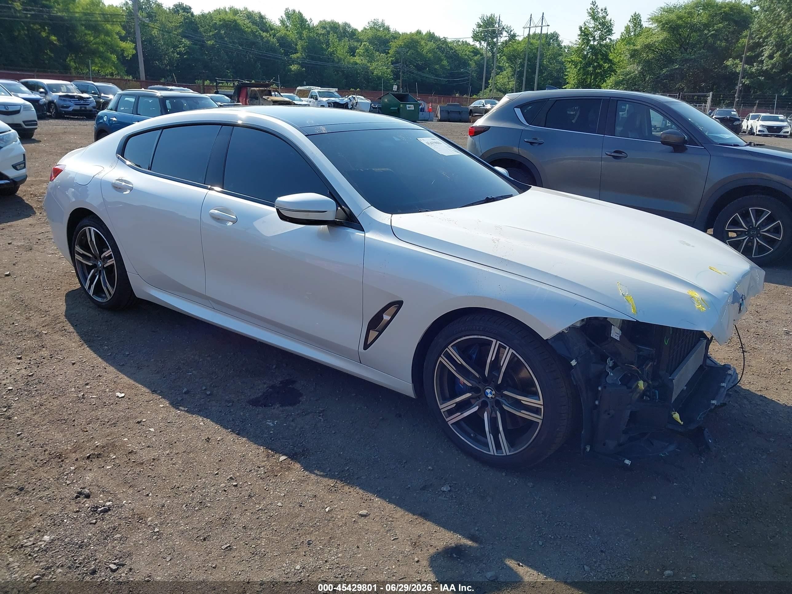 2022 BMW 8 Series 840i, VIN WBAGV4C08NCG91089 — Front end