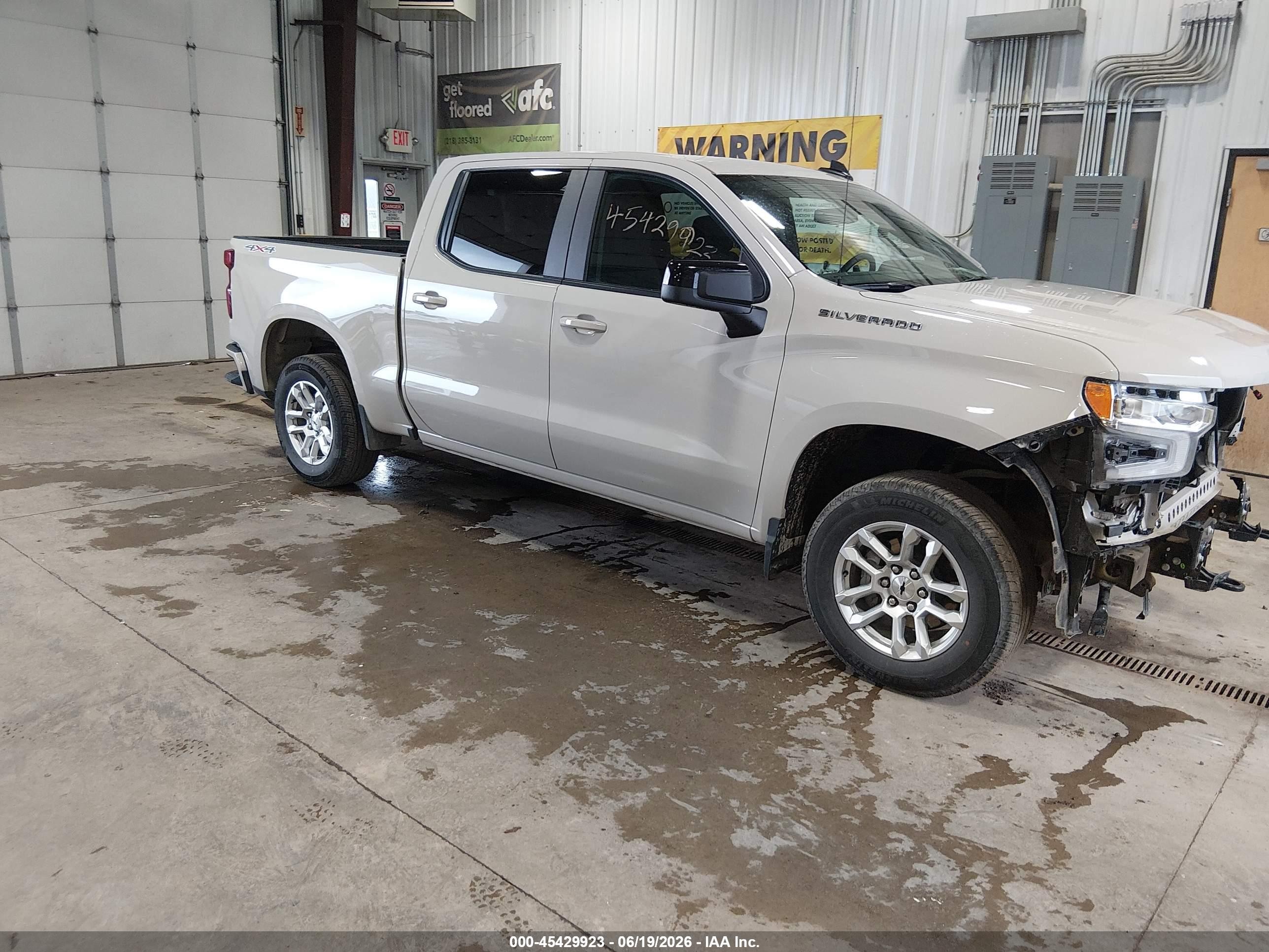 2026 Chevrolet Silverado 1500 RST, VIN 1GCUKEED5TZ251925 — Перед