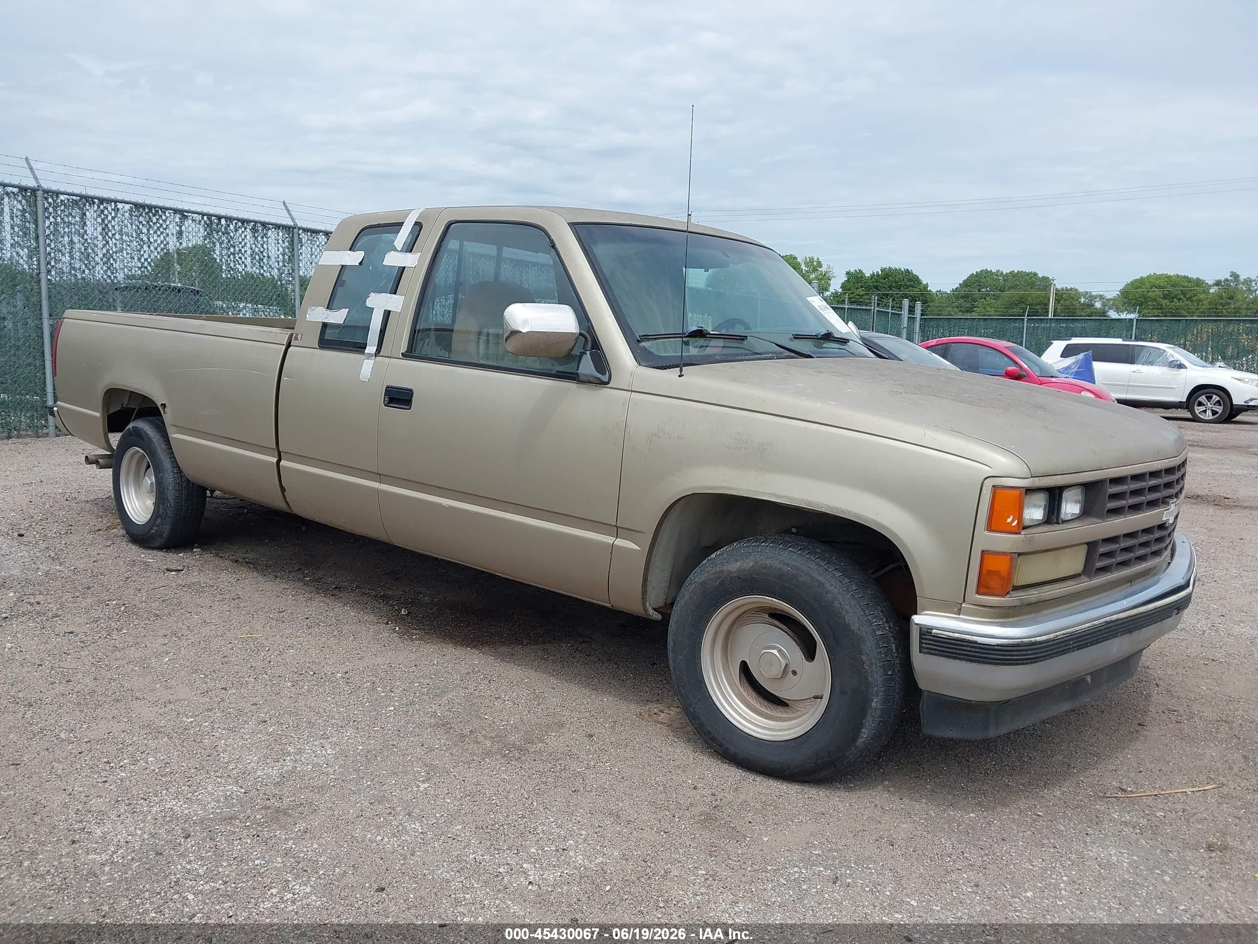 1988 Chevrolet Silverado 1500, VIN 2GCEC19KXJ1198857 — Normal wear