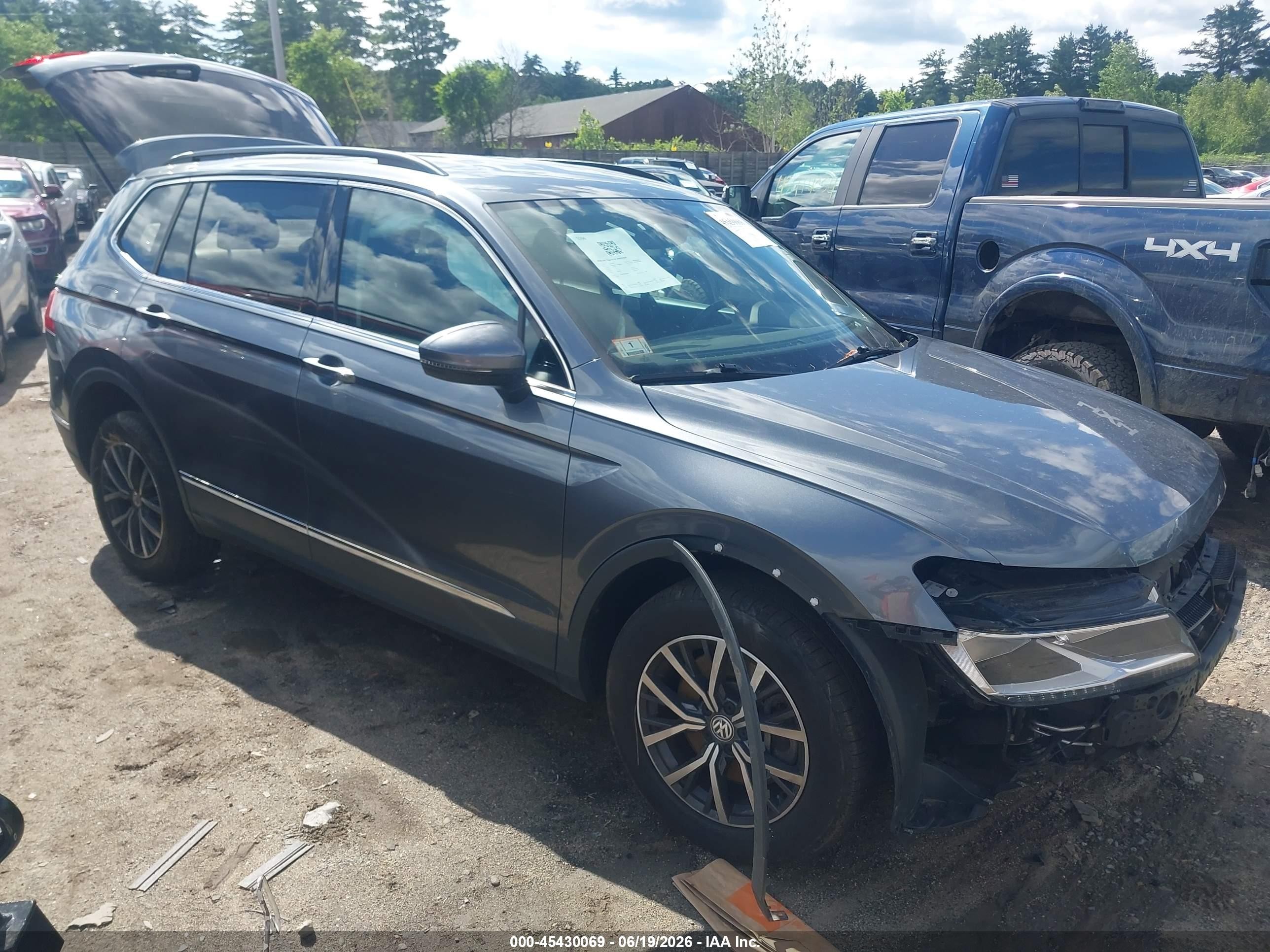 2020 Volkswagen Tiguan SE, VIN 3VV2B7AX1LM023541 — Front end