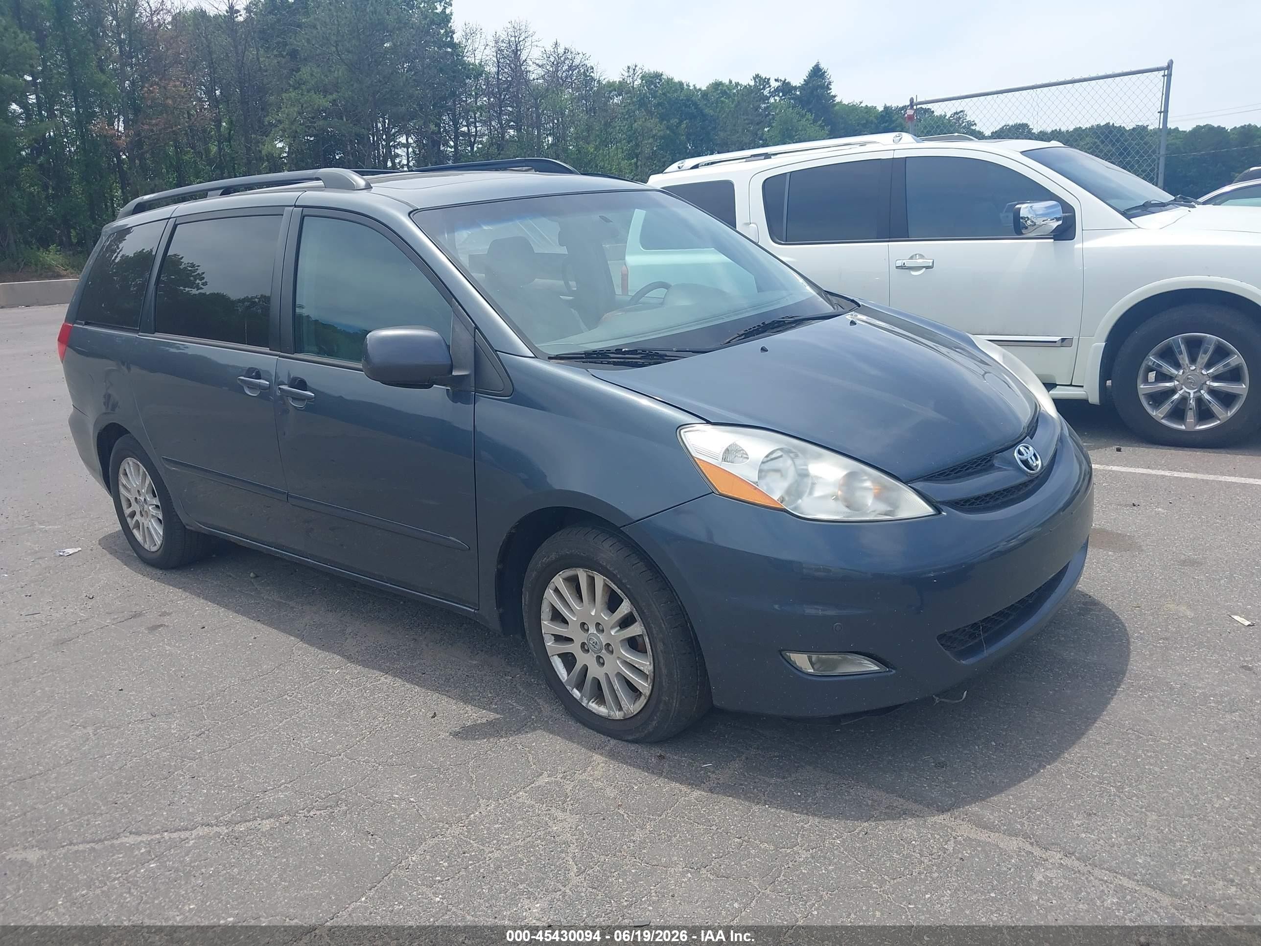 2010 Toyota Sienna XLE, VIN 5TDYK4CC7AS337726 — Бок