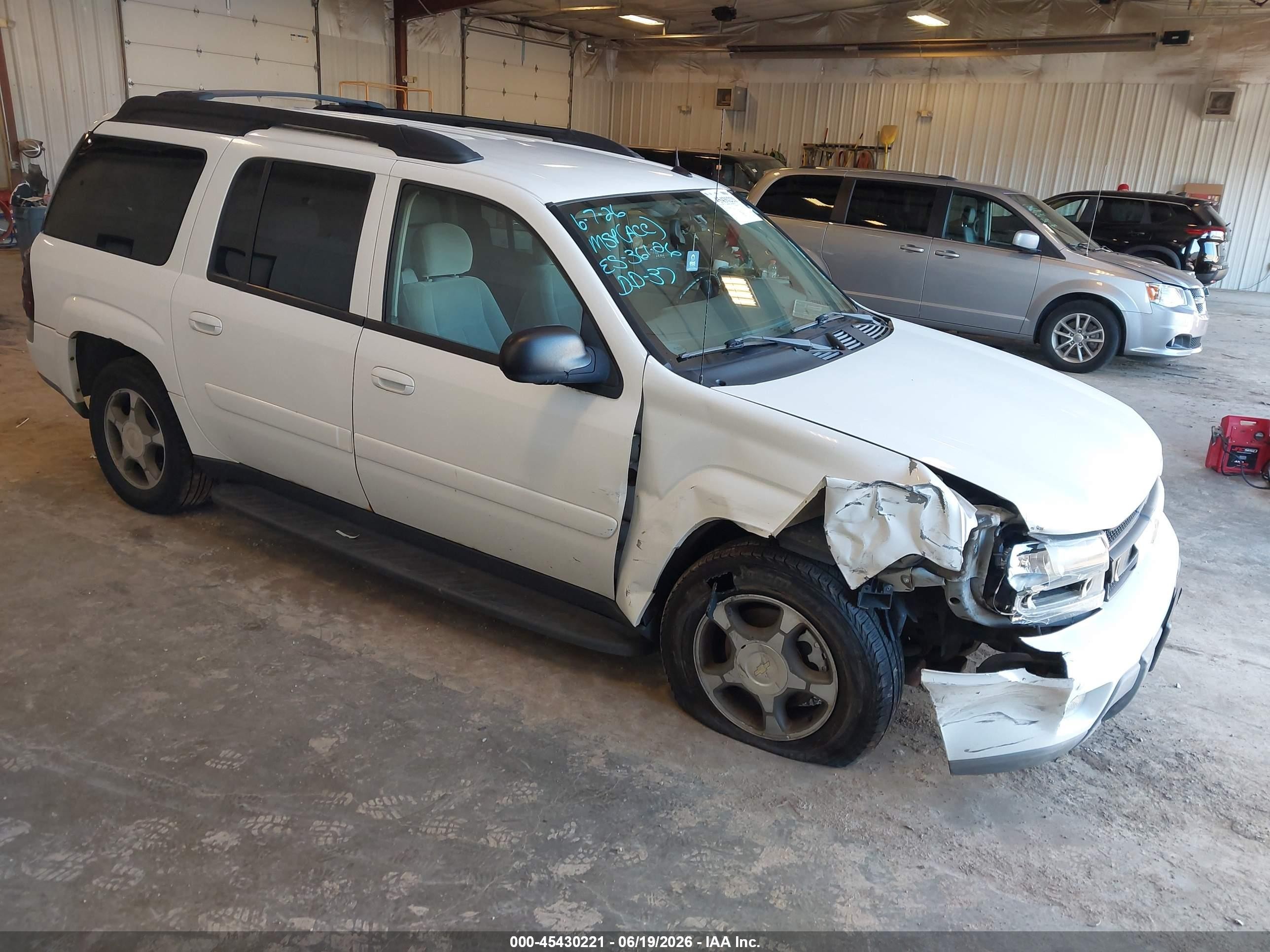 2005 Chevrolet TrailBlazer LS, VIN 1GNET16S656200288 — Front end
