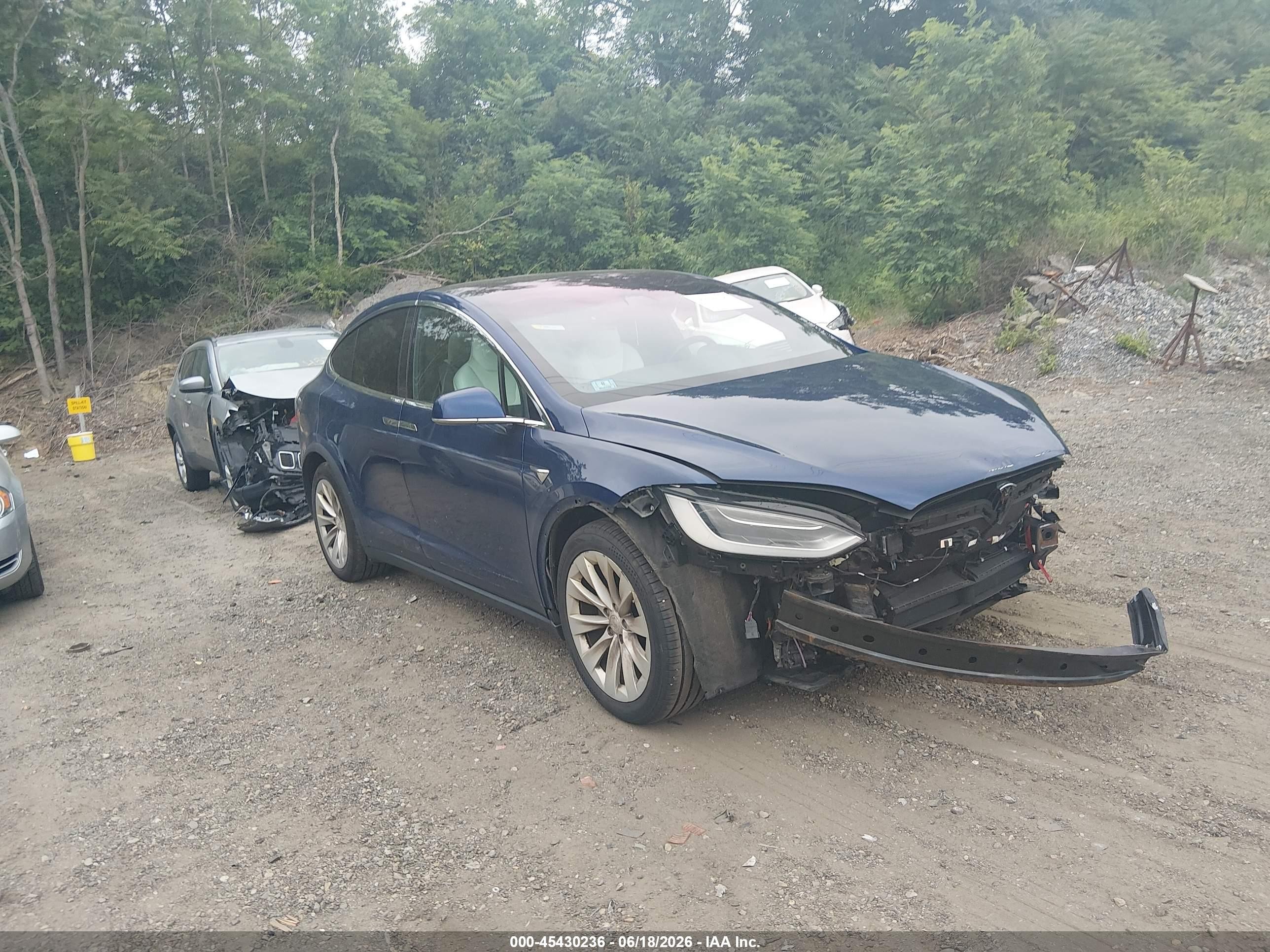 2017 Tesla Model X 90D, VIN 5YJXCBE25HF035545 — Перед