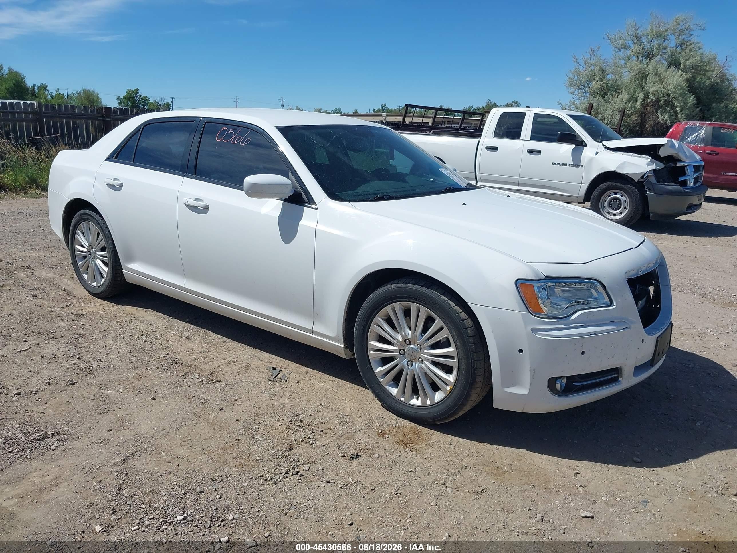 2013 Chrysler 300, VIN 2C3CCARG7DH585594 — Перед