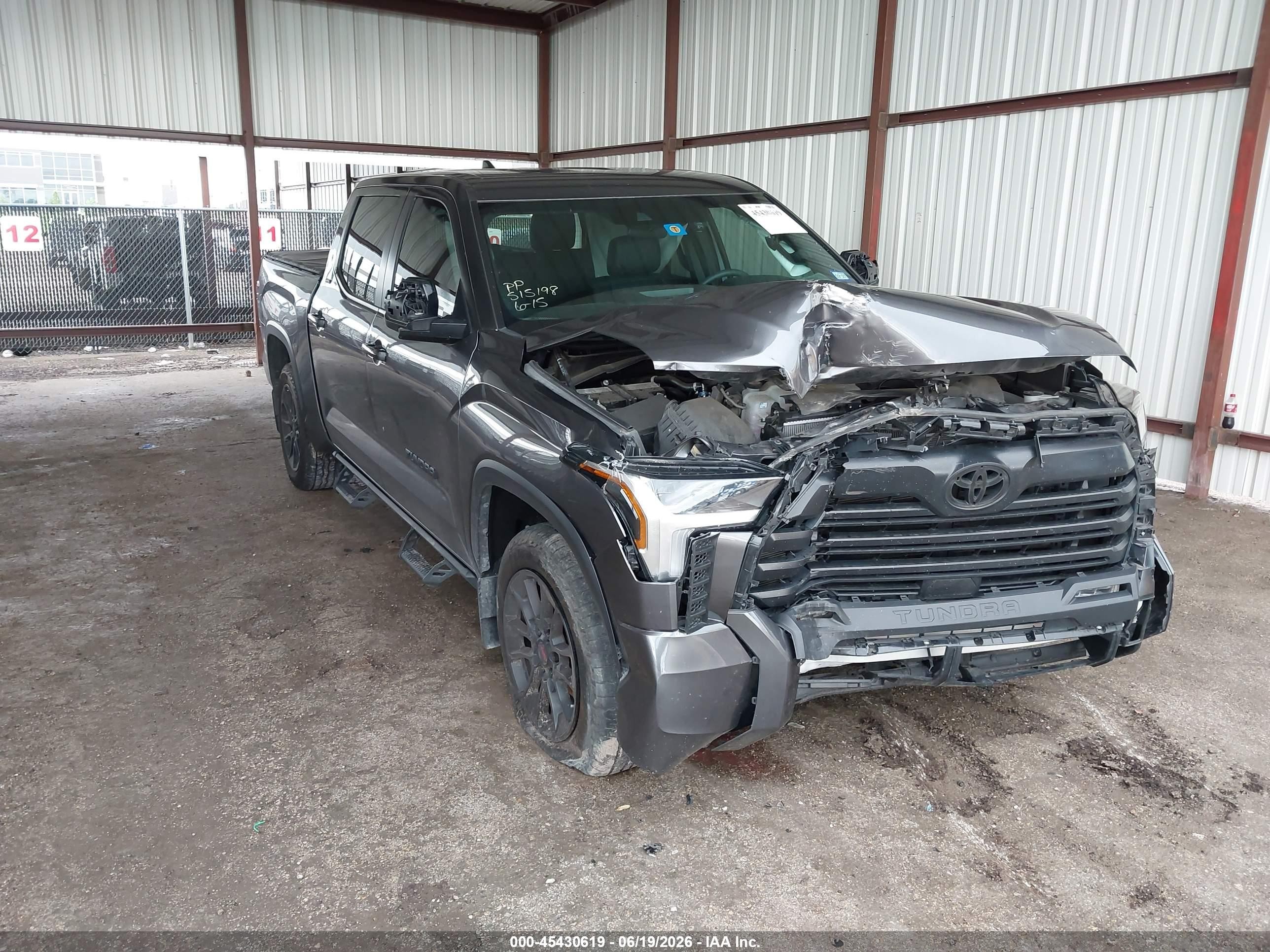 2025 Toyota Tundra SR5, VIN 5TFLA5DB1SX243376 — Перед