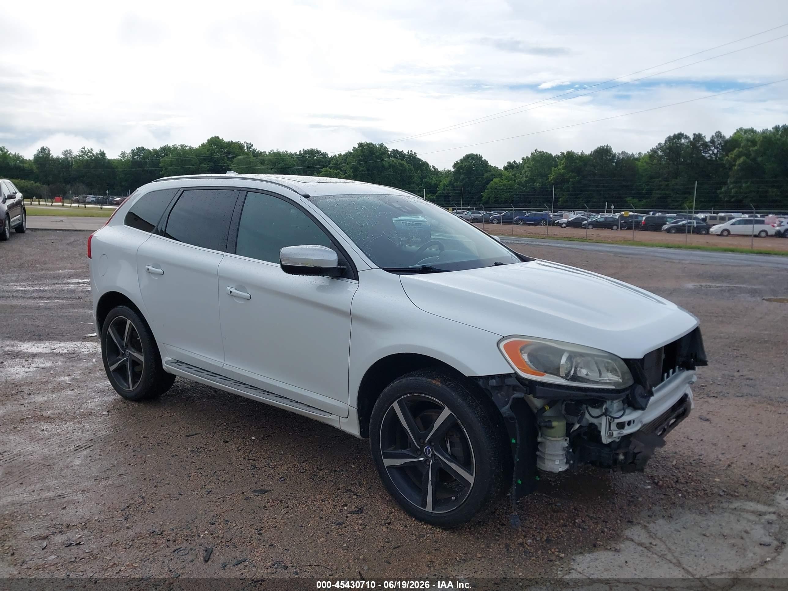 2015 Volvo XC60 T6 R-Design Platinum, VIN YV4902RS9F2726778 — Front end