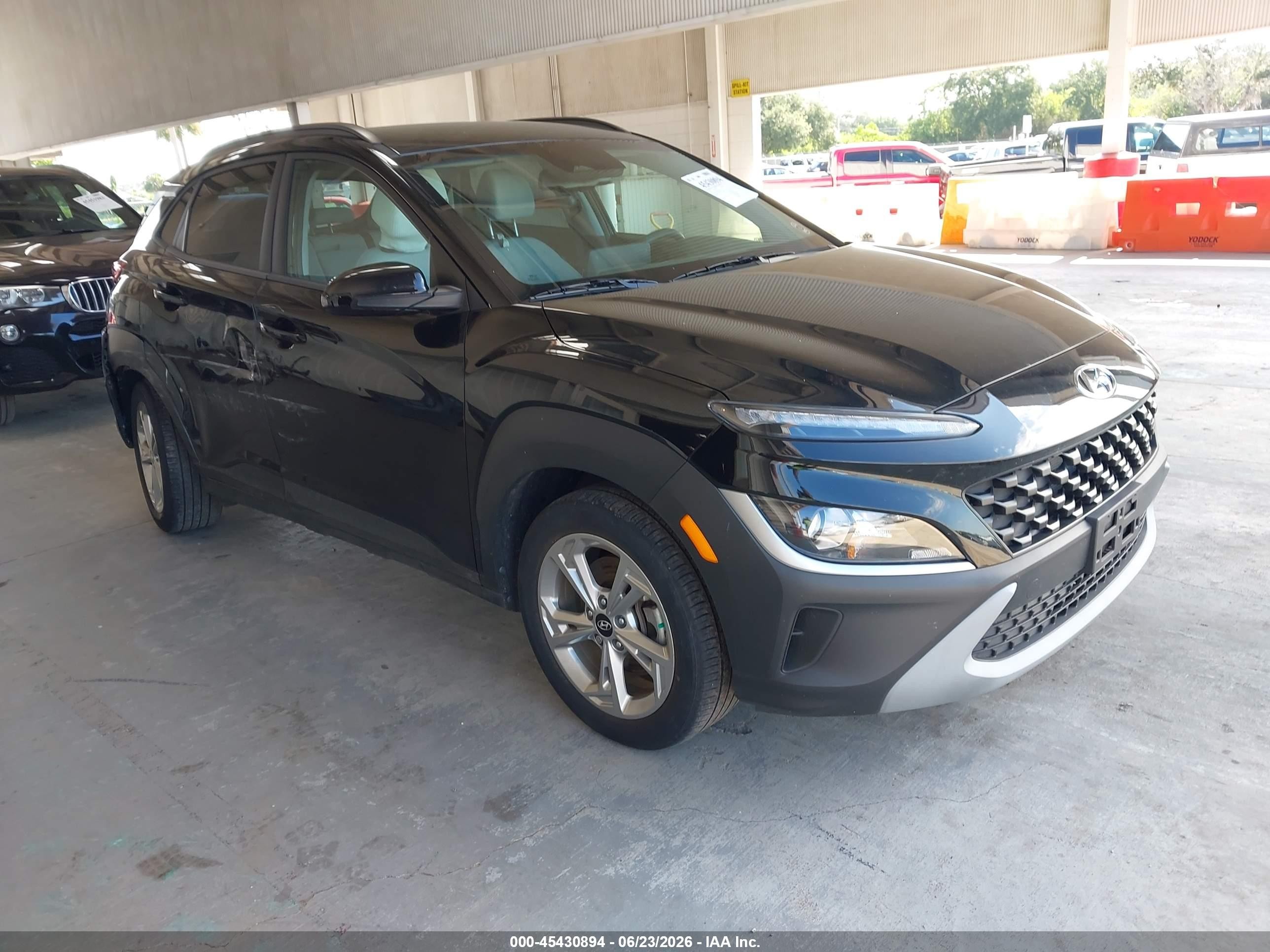 2023 Hyundai Kona SEL, VIN KM8K6CAB8PU964689 — Бок