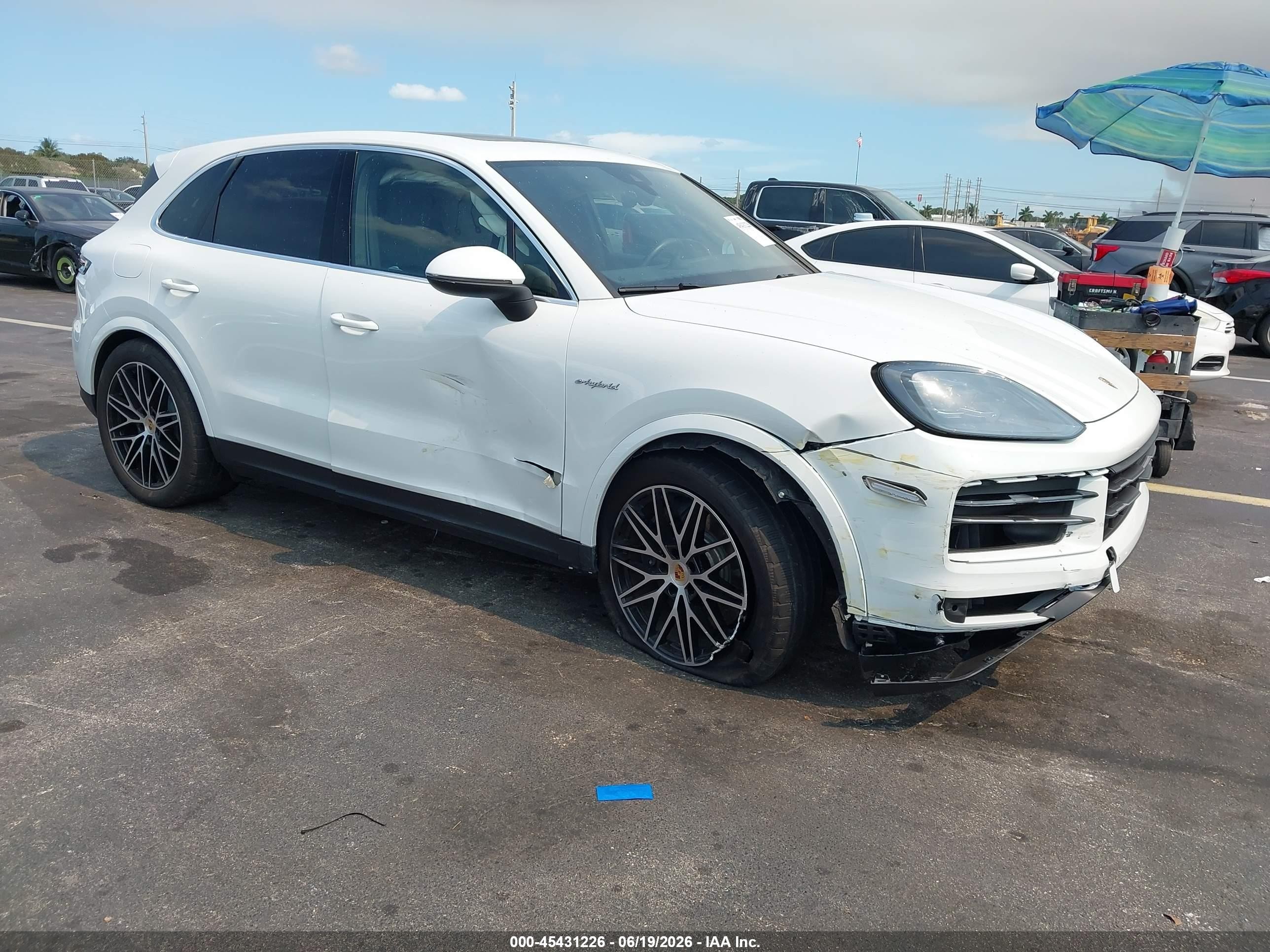 2024 Porsche Cayenne E-Hybrid, VIN WP1AE2AY5RDA29584 — Side