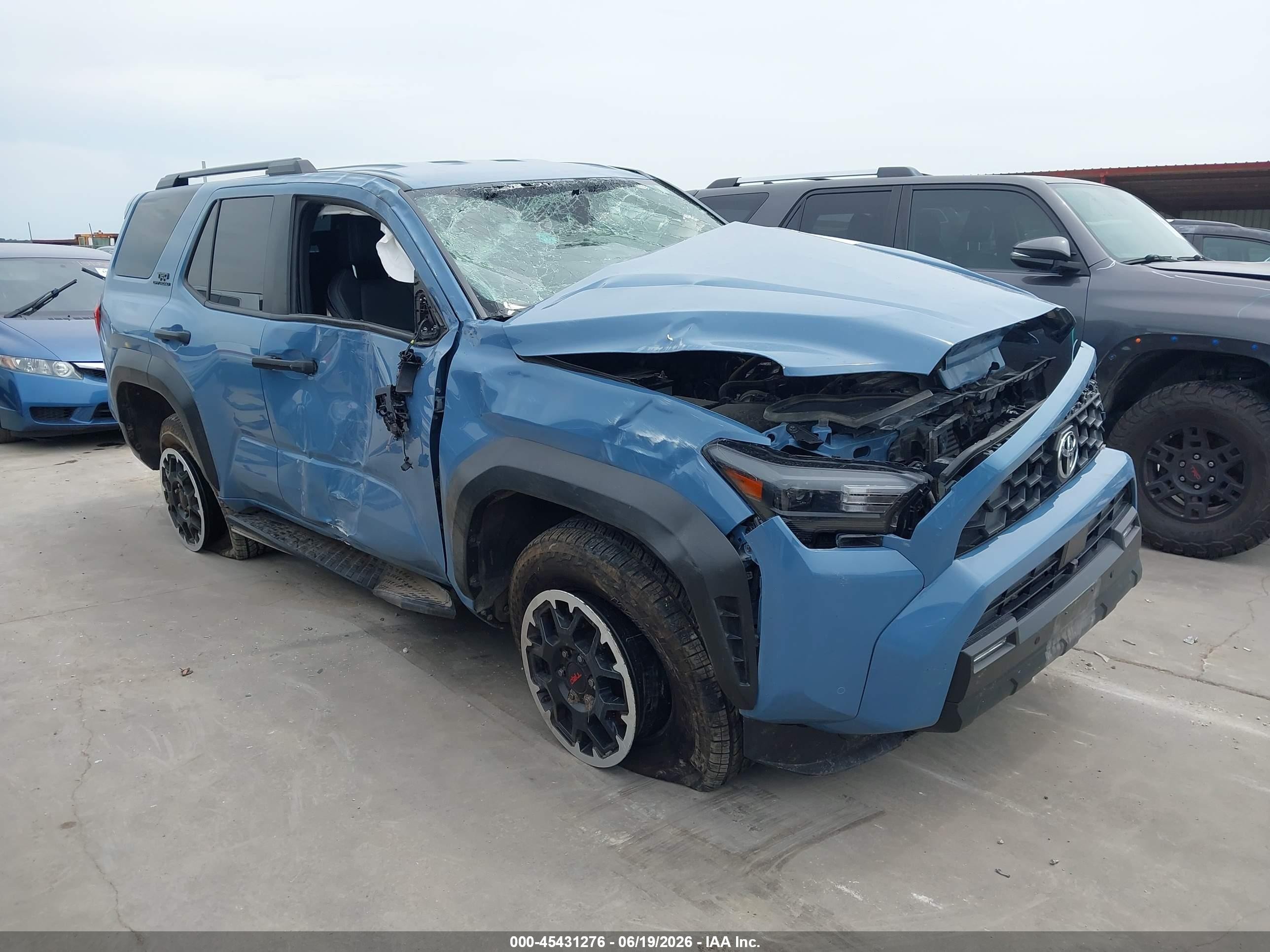 2025 Toyota 4Runner SR5, VIN JTEVA5BR9S5004741 — Перед