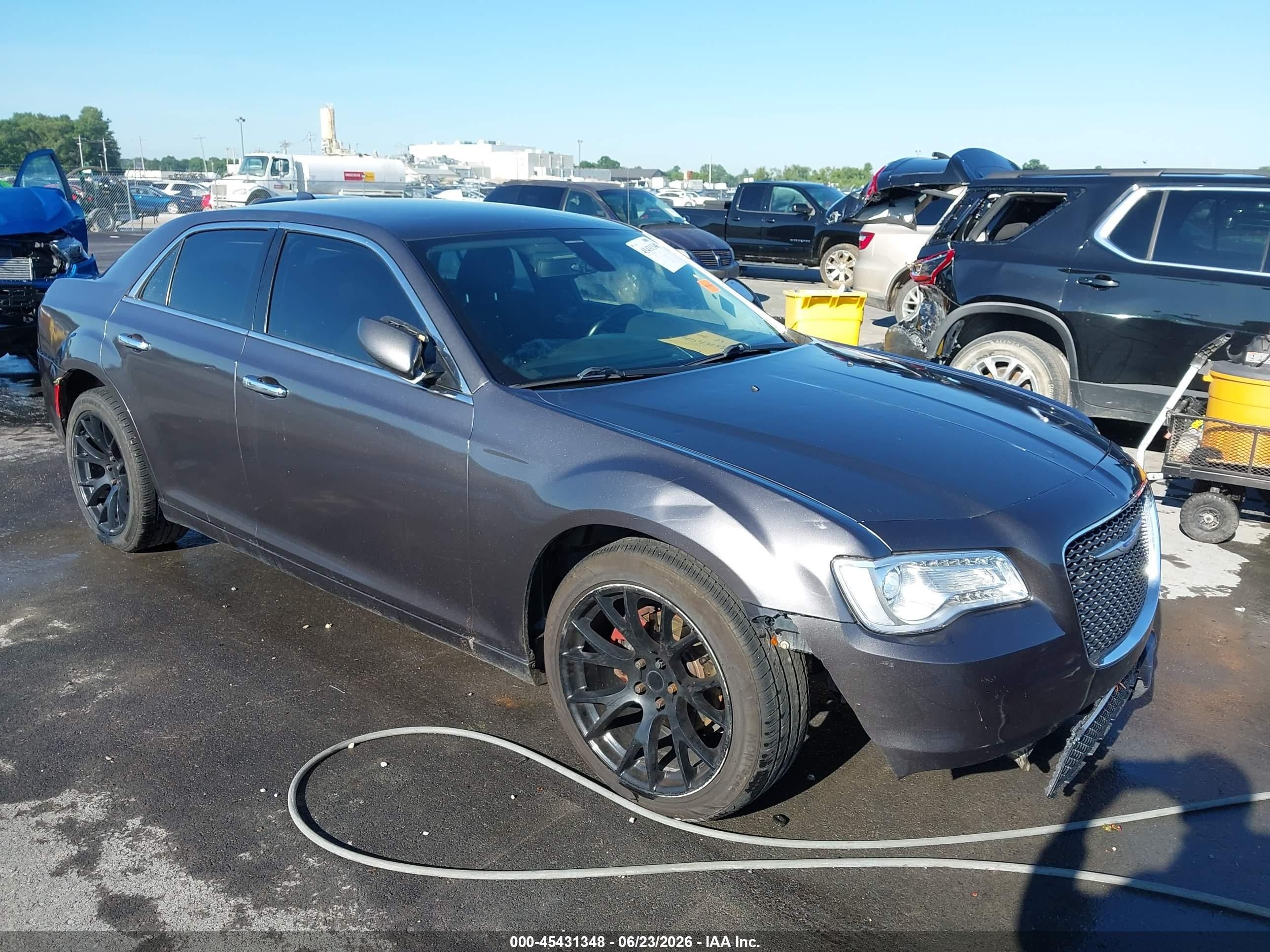 2020 Chrysler 300 Touring, VIN 2C3CCAAG5LH115753 — Перед