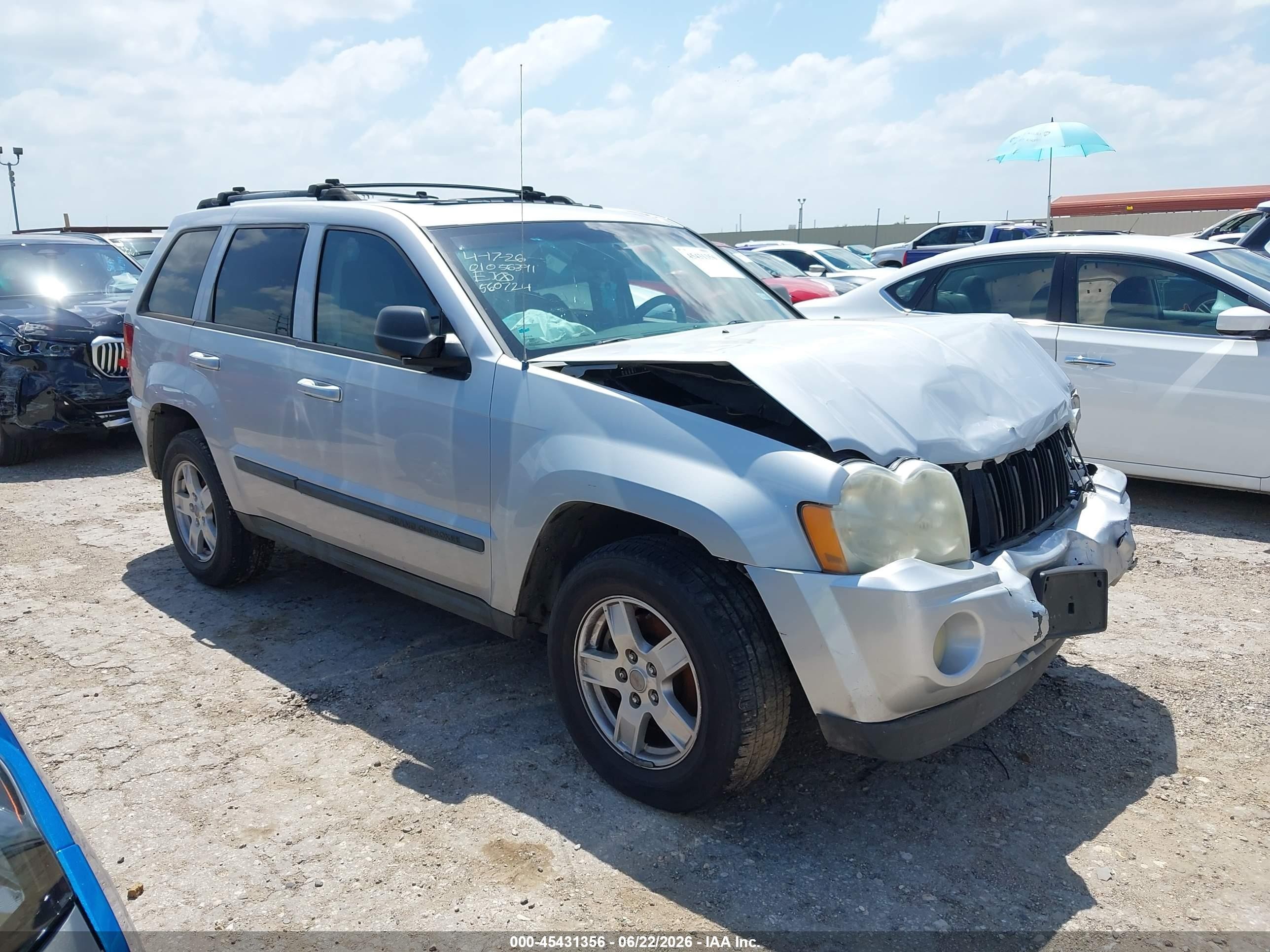 2007 Jeep Grand Cherokee Laredo, VIN 1J8GS48K27C560724 — Front end