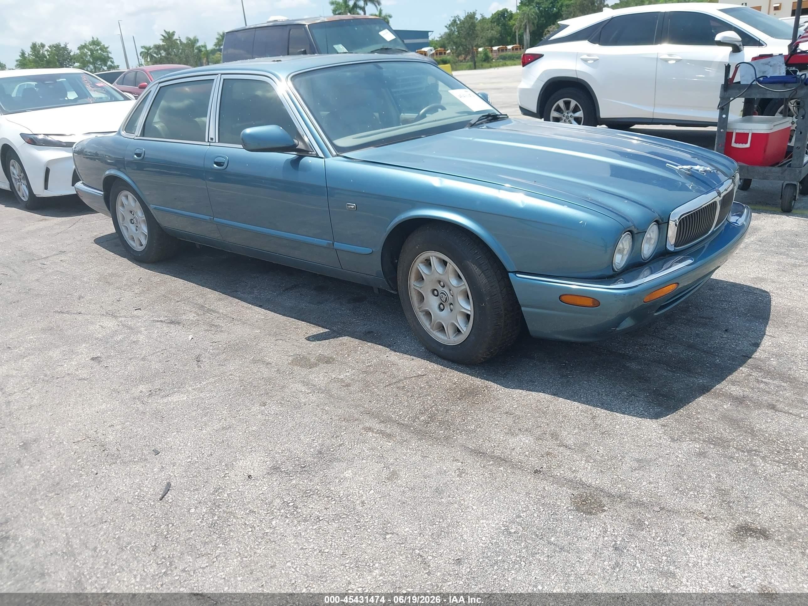 1998 Jaguar XJ, VIN SAJHX1245WC837825 — Normal wear